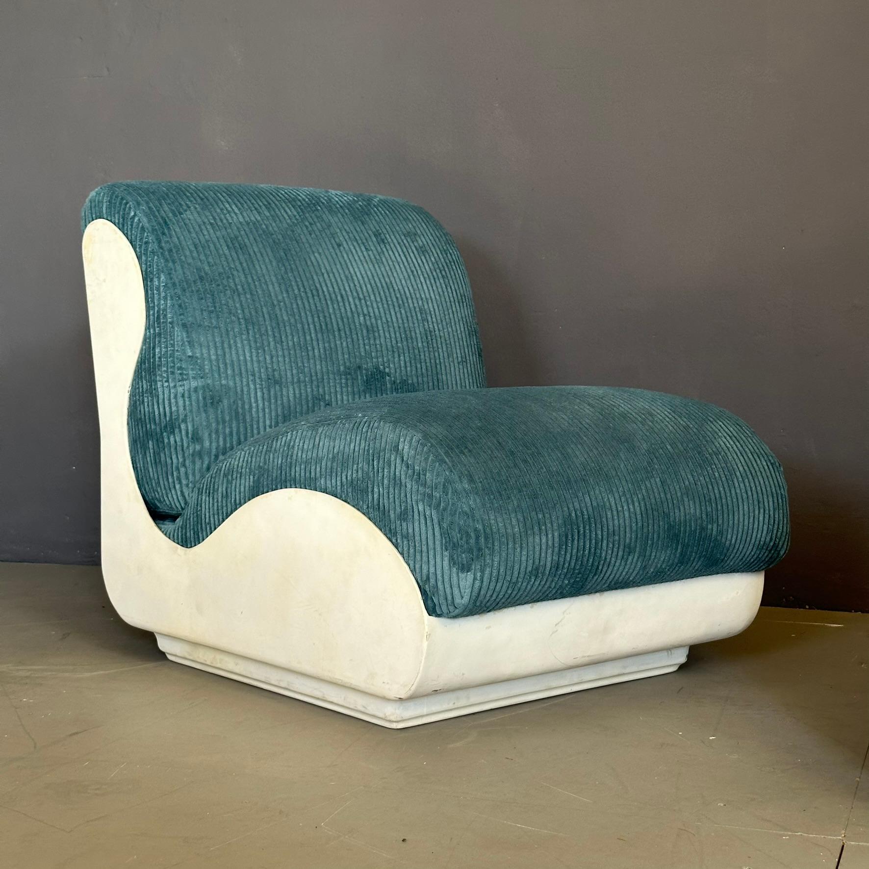 italien Ensemble de deux fauteuils seventies, structure en fibre de verre avec tissu nervuré bleu. en vente