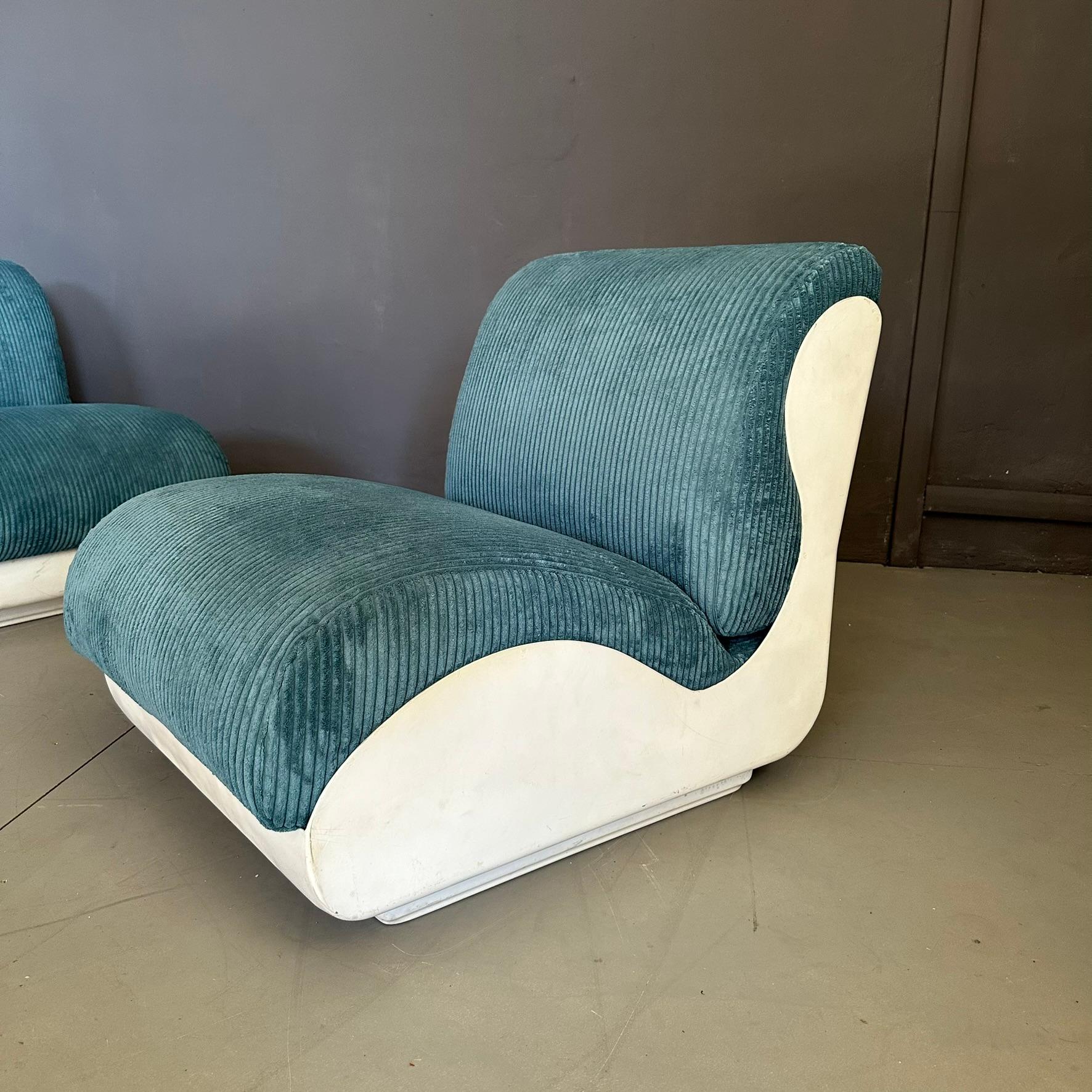 Ensemble de deux fauteuils seventies, structure en fibre de verre avec tissu nervuré bleu. Bon état - En vente à Milan, IT