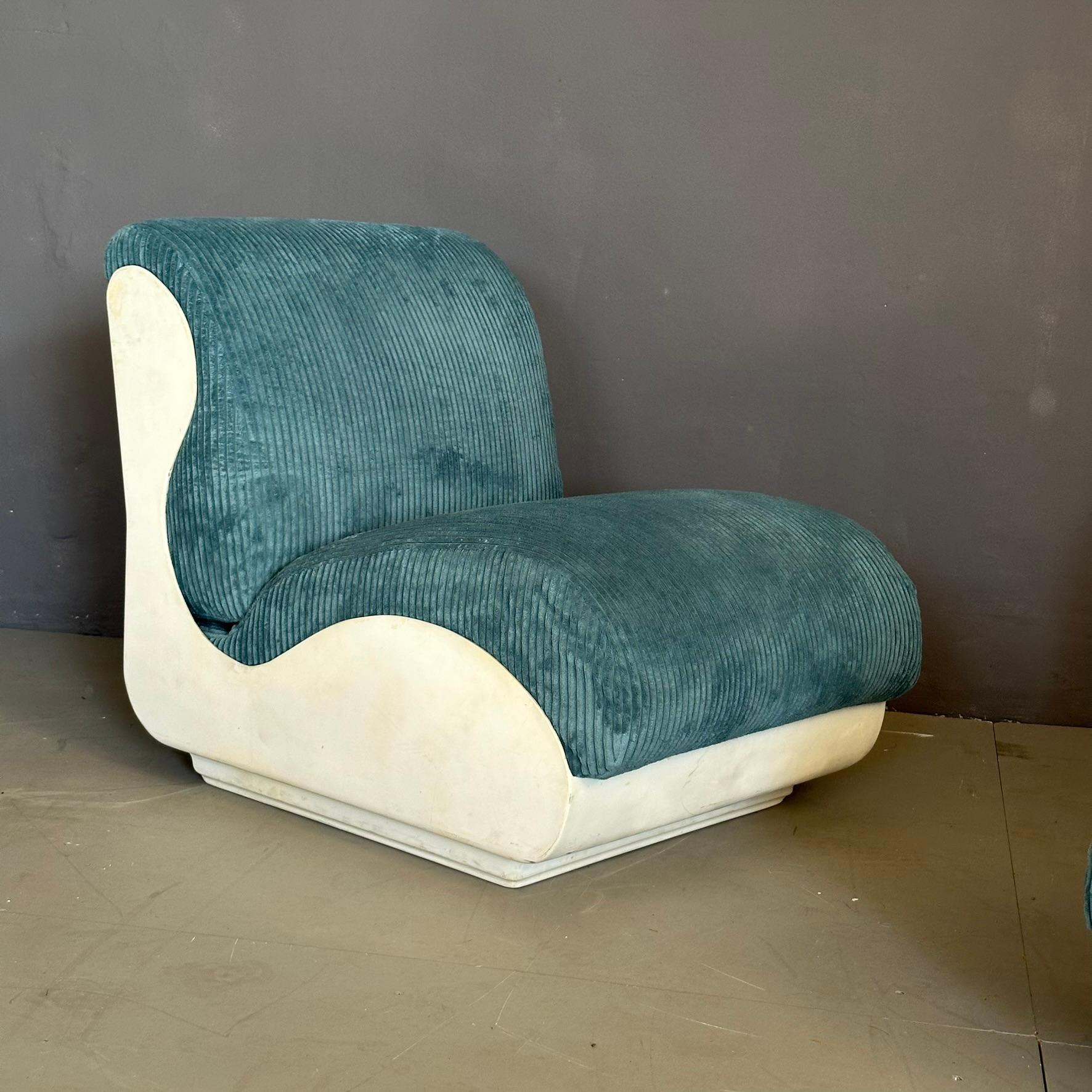 Fin du 20e siècle Ensemble de deux fauteuils seventies, structure en fibre de verre avec tissu nervuré bleu. en vente