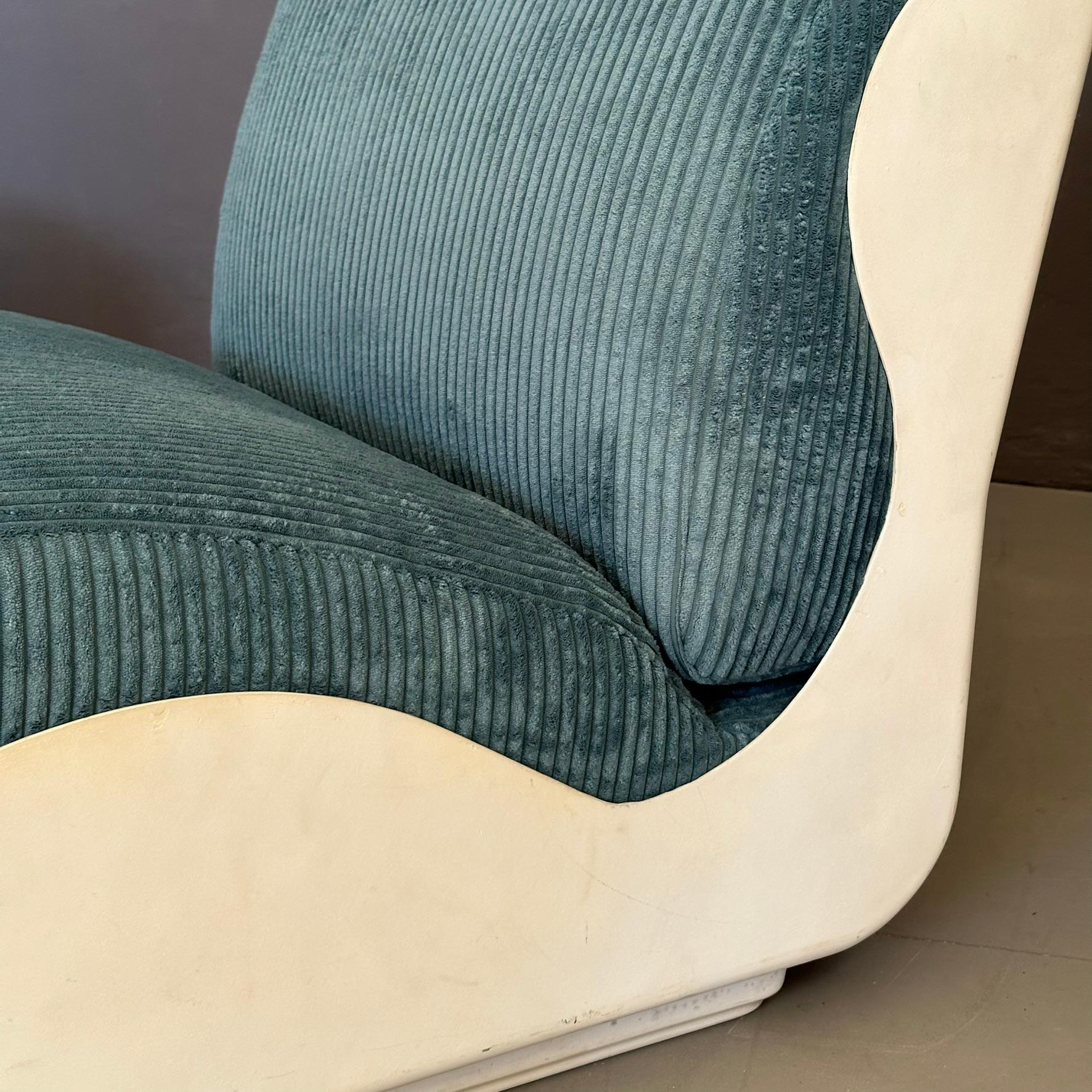 Tissu Ensemble de deux fauteuils seventies, structure en fibre de verre avec tissu nervuré bleu. en vente