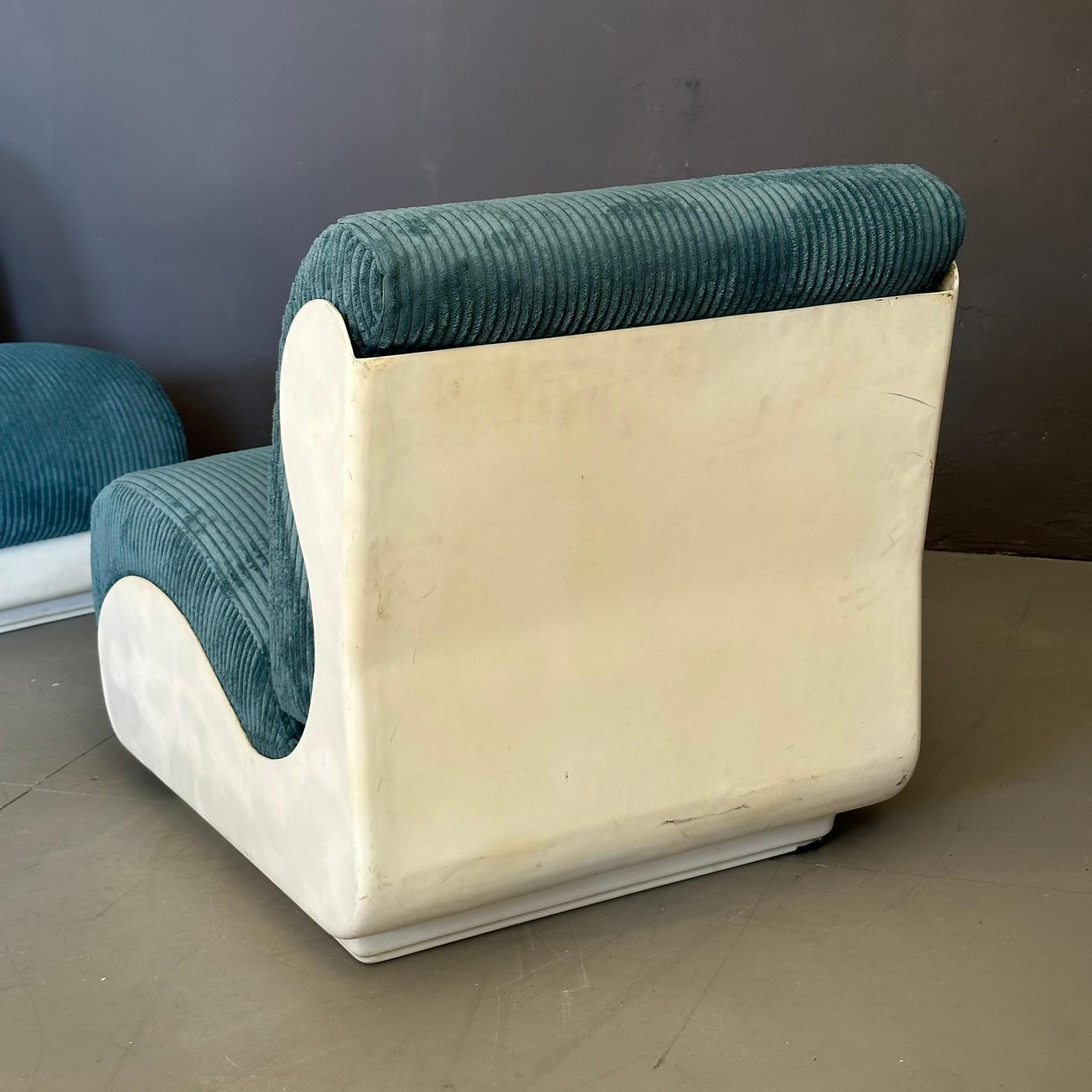 Ensemble de deux fauteuils seventies, structure en fibre de verre avec tissu nervuré bleu. en vente 1