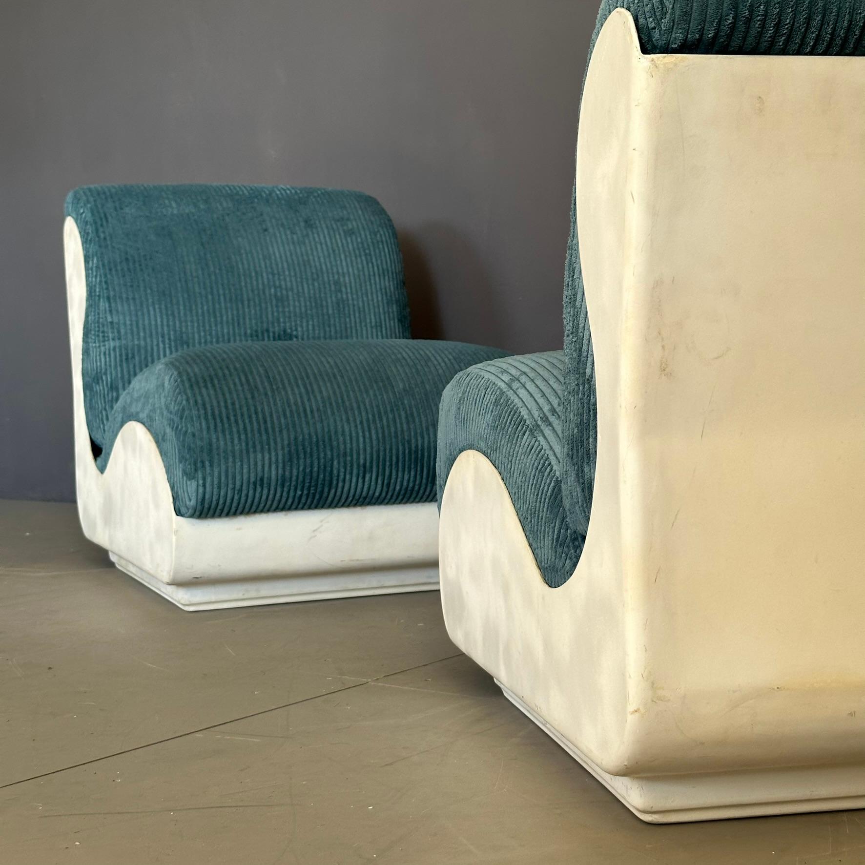 Ensemble de deux fauteuils seventies, structure en fibre de verre avec tissu nervuré bleu. en vente 2