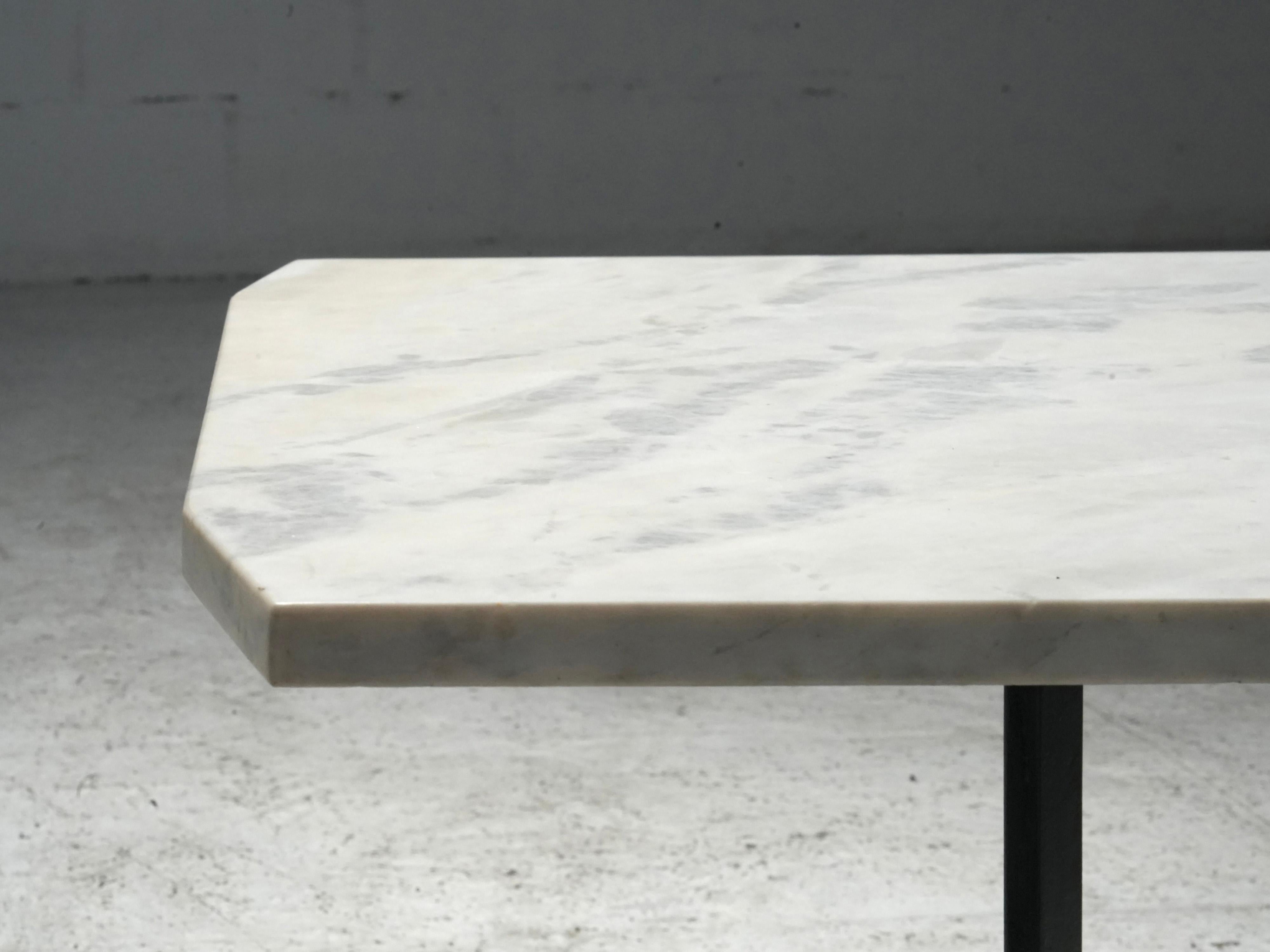 Mid-Century Modern Ensemble de deux tables d'appoint en marbre, métal et laiton, Brésil, années 1950 en vente