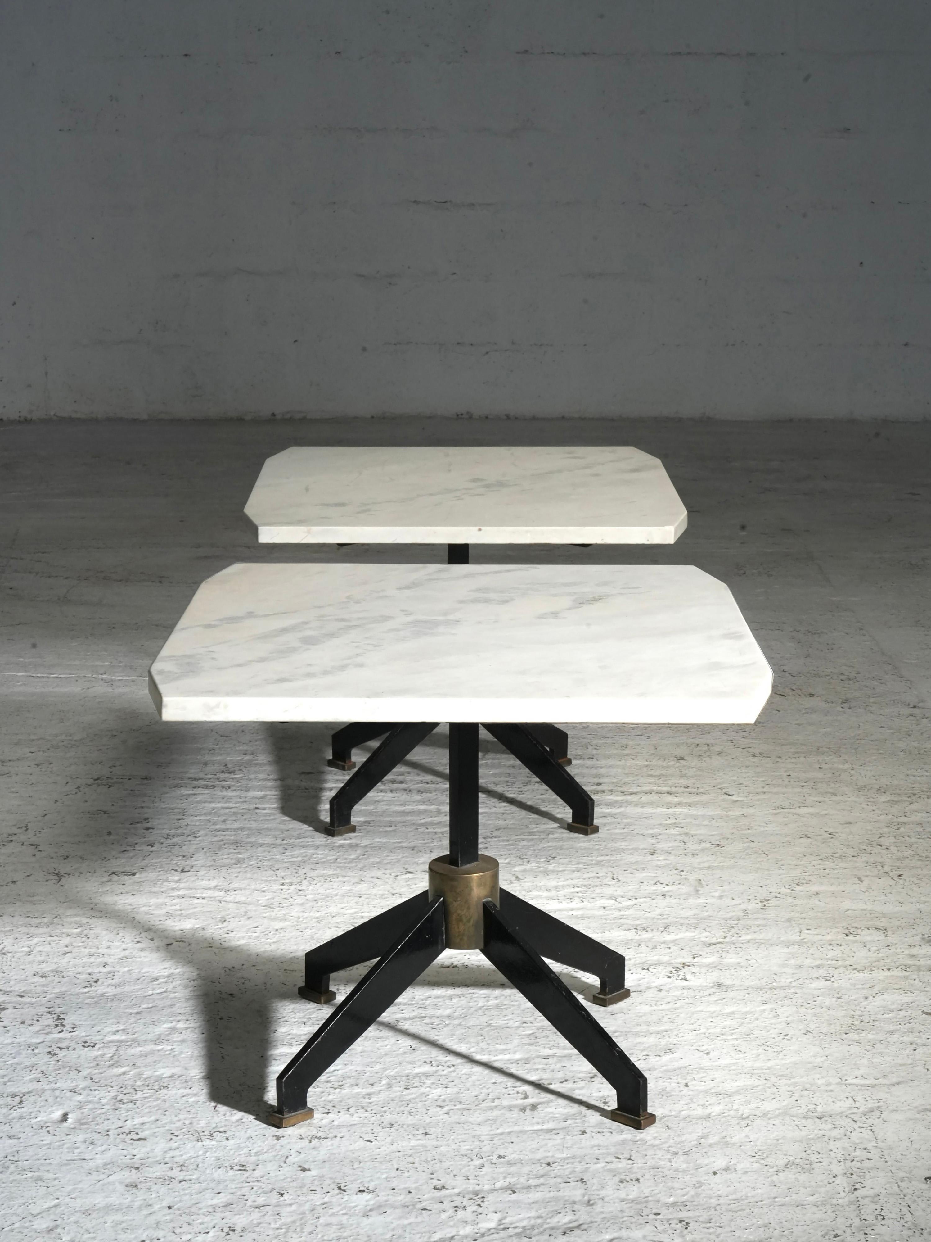 Brésilien Ensemble de deux tables d'appoint en marbre, métal et laiton, Brésil, années 1950 en vente