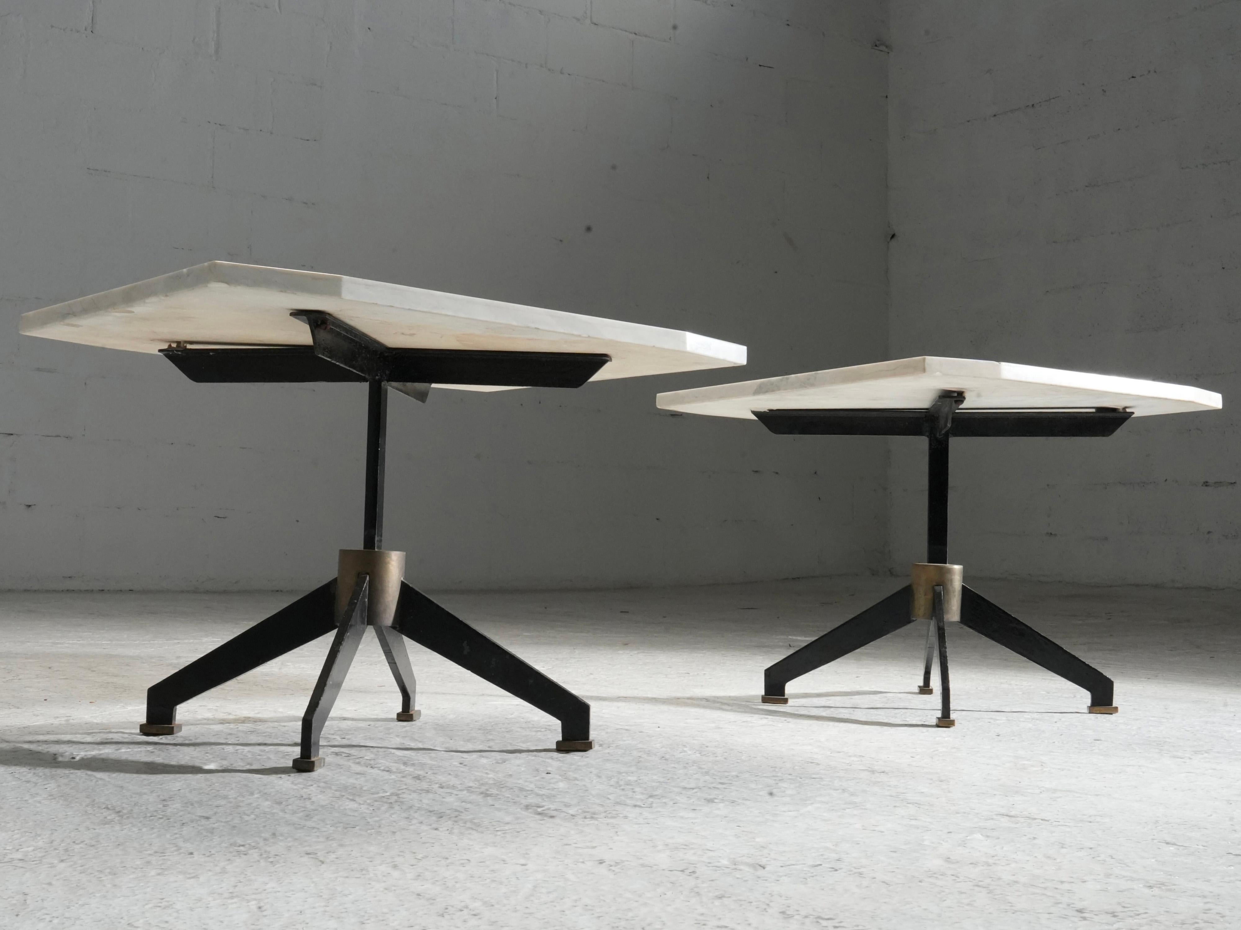 20ième siècle Ensemble de deux tables d'appoint en marbre, métal et laiton, Brésil, années 1950 en vente
