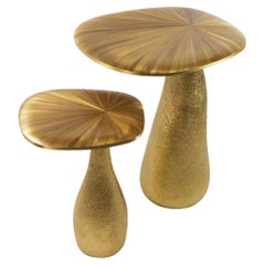 Ensemble de deux tables d'appoint en marqueterie de paille avec base dorée par Ginger Brown