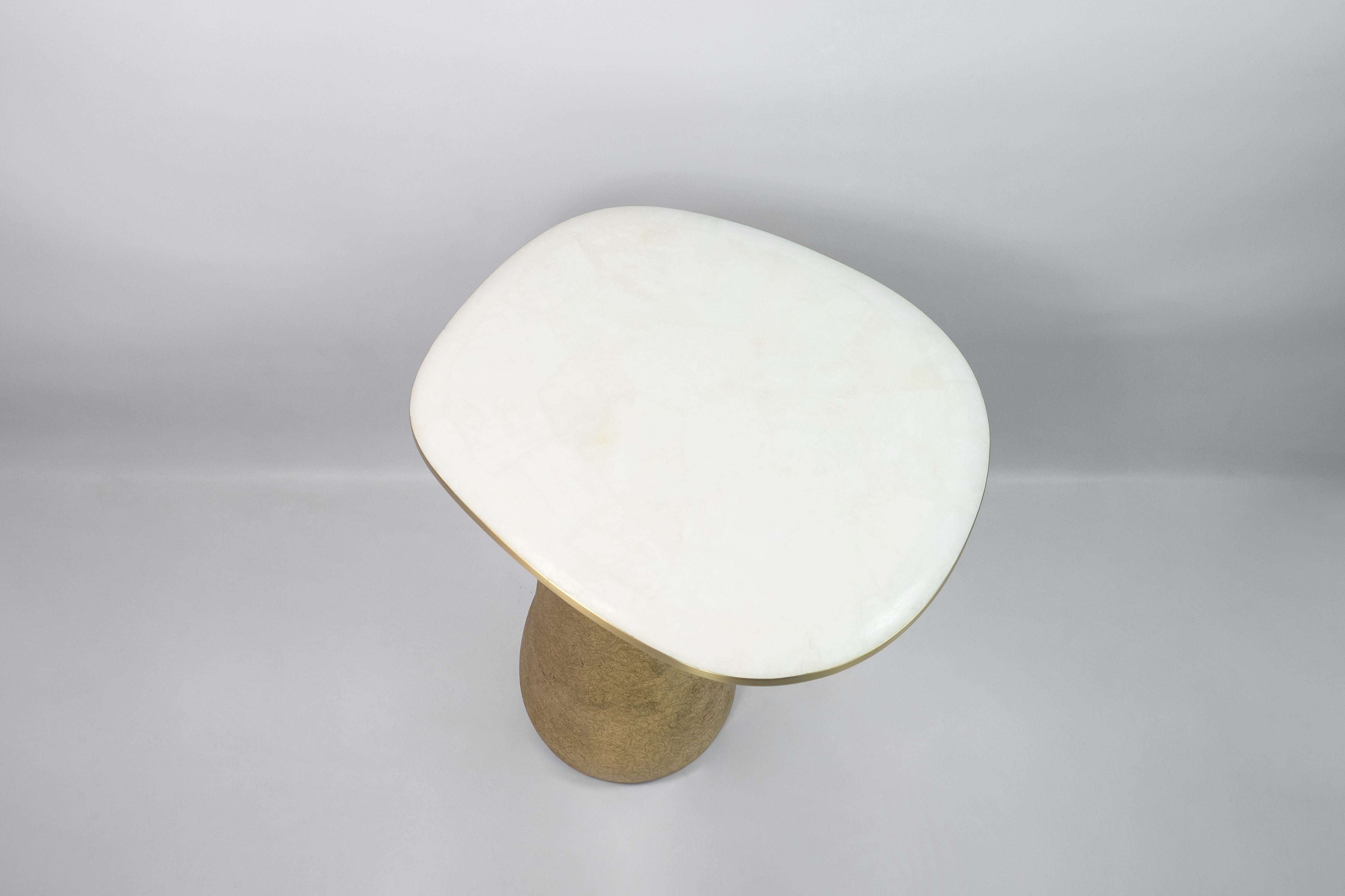 Set of Two Side Tables in White Rock Crystal with a Gilded Base In New Condition For Sale In Bourguebus, FR