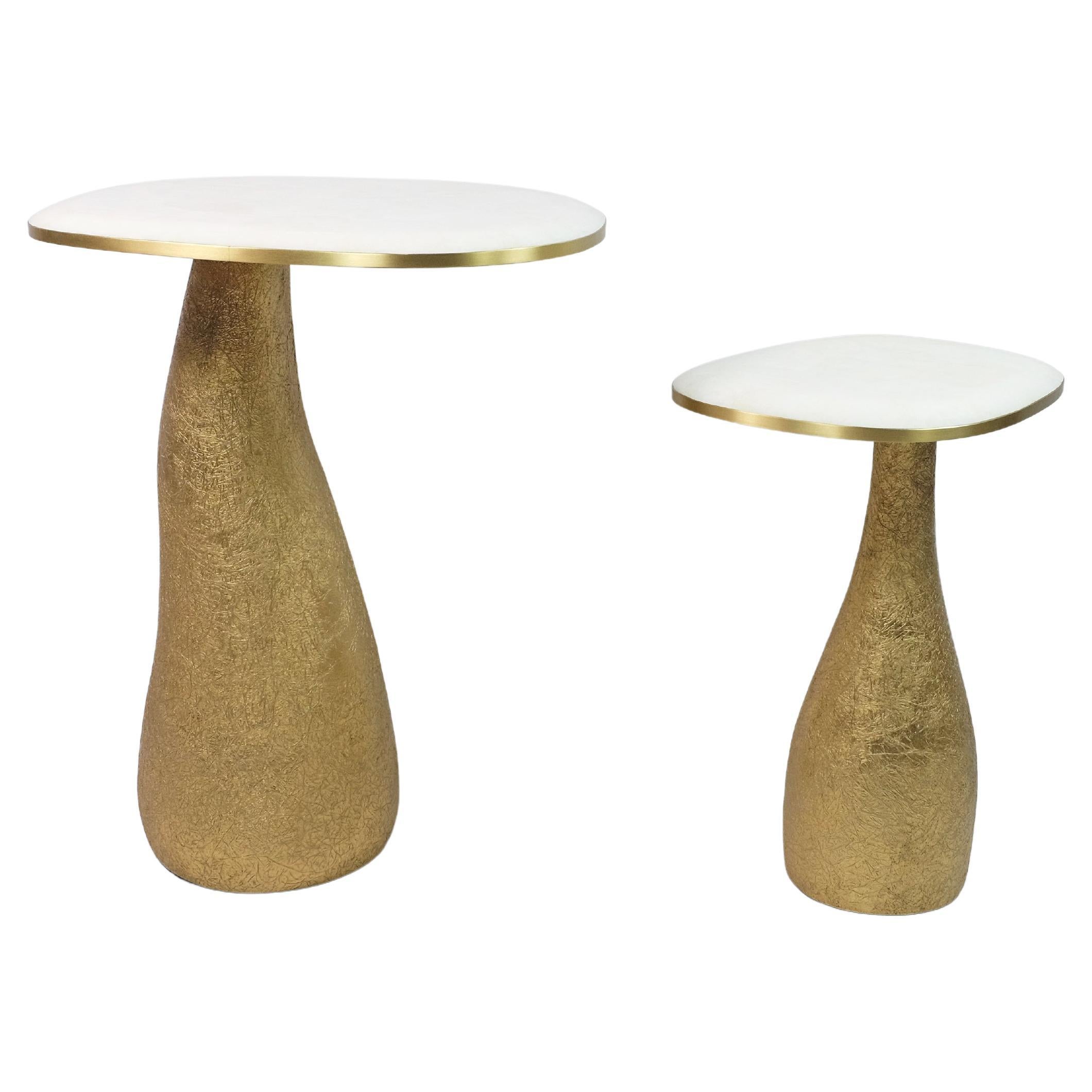 Ensemble de deux tables d'appoint en cristal de roche blanc avec base dorée en vente