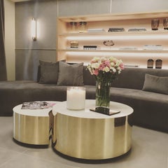 Set di due tavolini, forma di luna, ottone e laminato lucido, realizzati a mano - L.