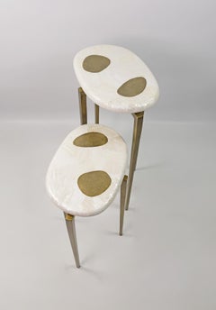 Set aus zwei Beistelltischen aus weißer Intarsienarbeit und strukturiertem Messing von Ginger Brown