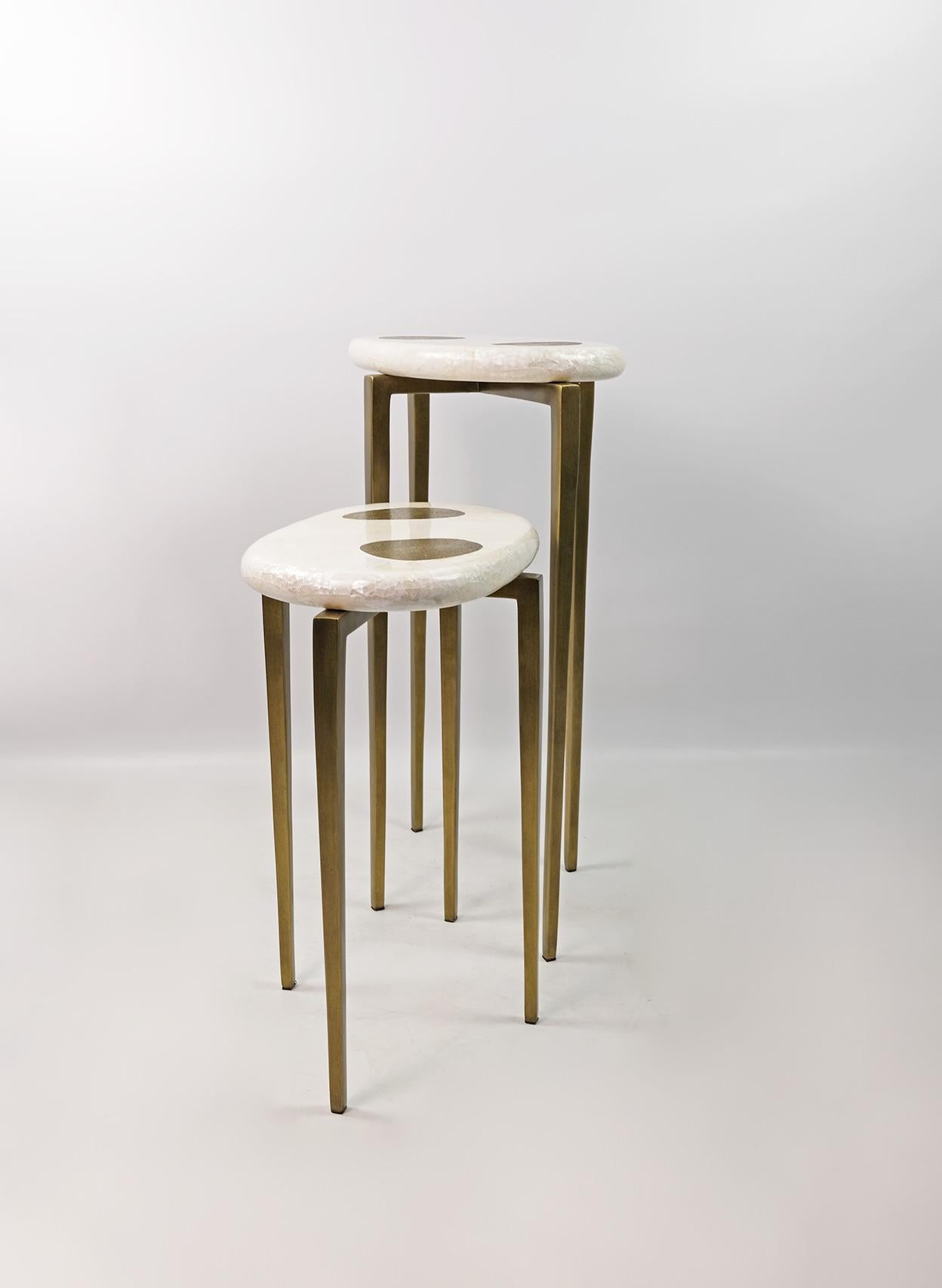 Art déco Ensemble de deux tables d'appoint en marqueterie blanche et laiton texturé de Ginger Brown en vente