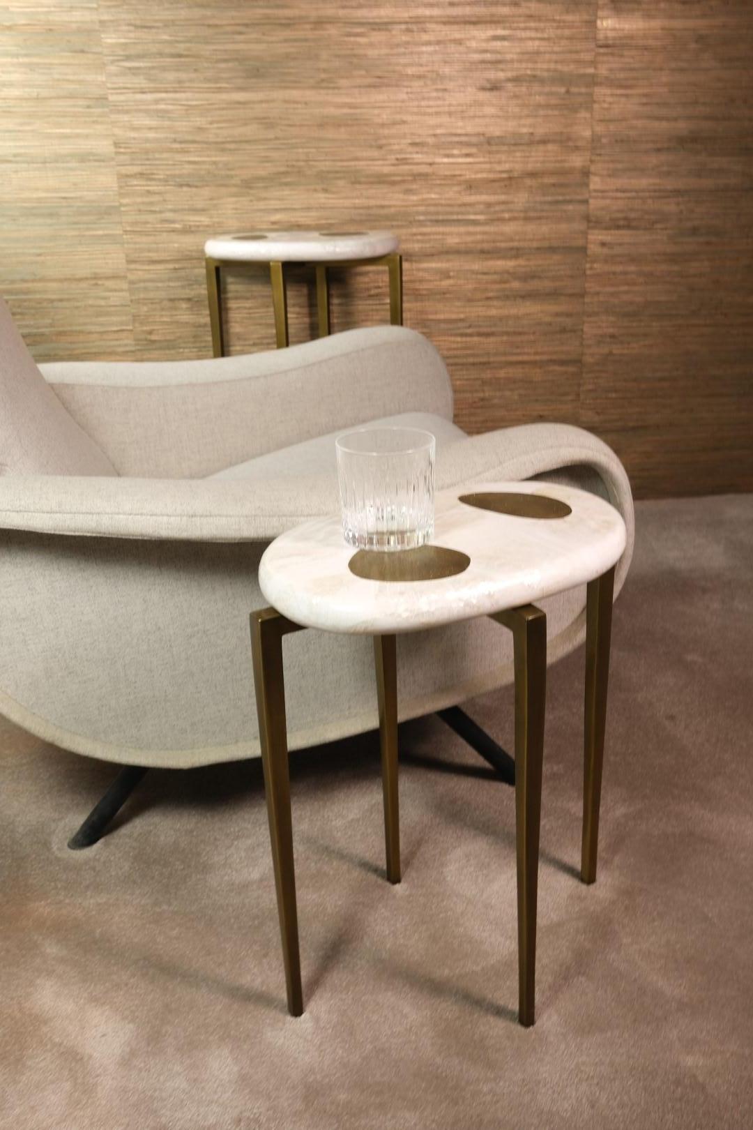 Français Ensemble de deux tables d'appoint en marqueterie blanche et laiton texturé de Ginger Brown en vente