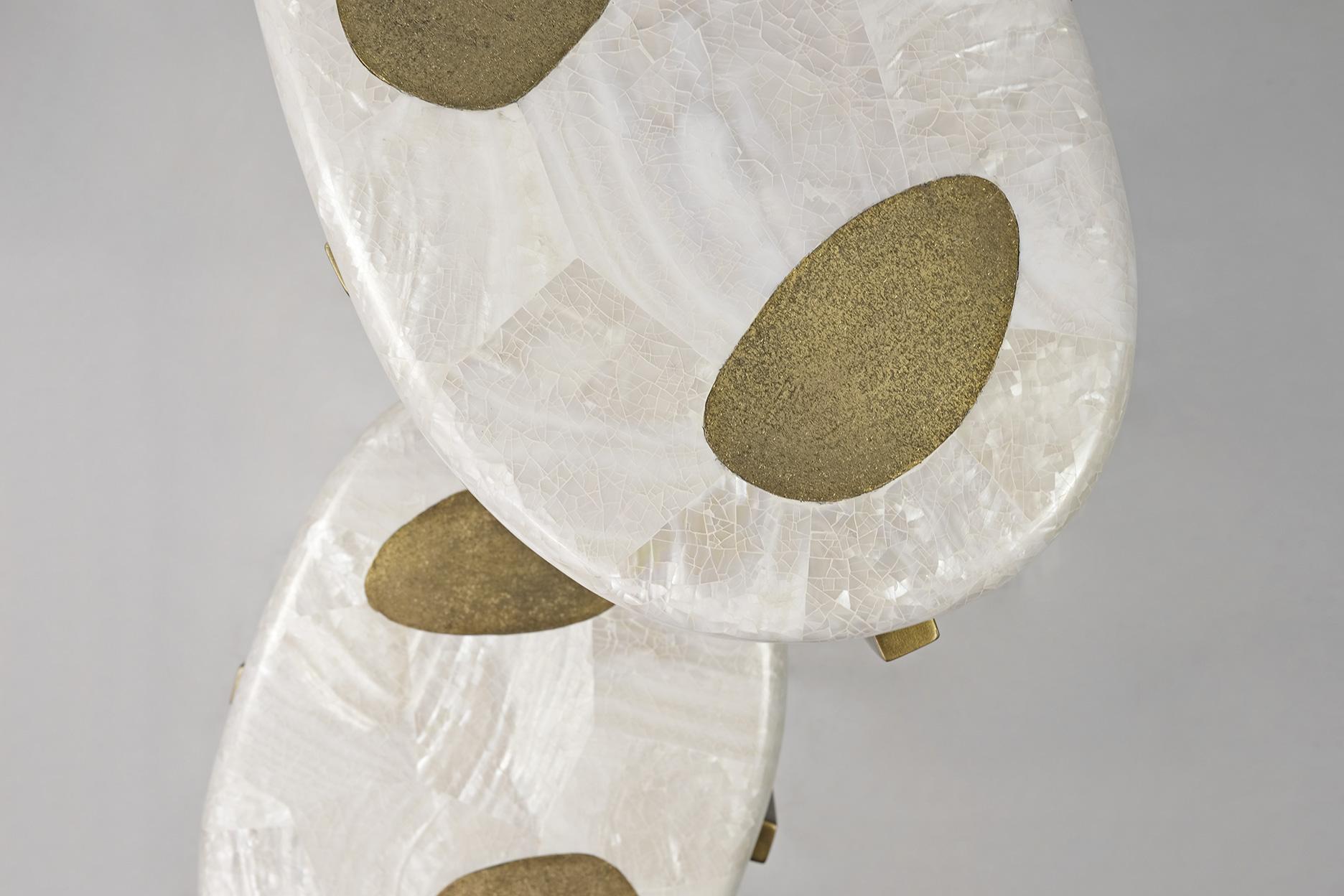 Marqueterie Ensemble de deux tables d'appoint en marqueterie blanche et laiton texturé de Ginger Brown en vente