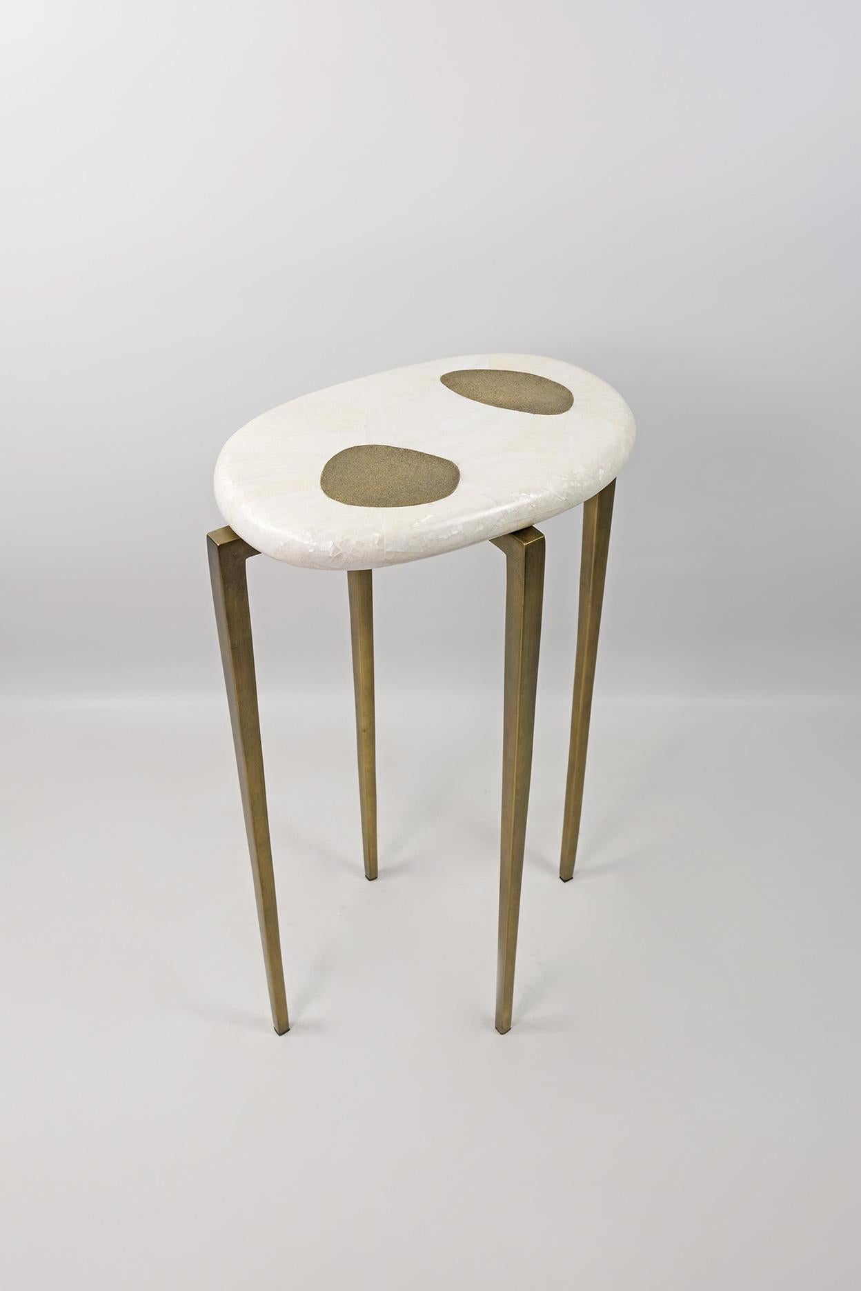 Ensemble de deux tables d'appoint en marqueterie blanche et laiton texturé de Ginger Brown Neuf - En vente à Bourguebus, FR
