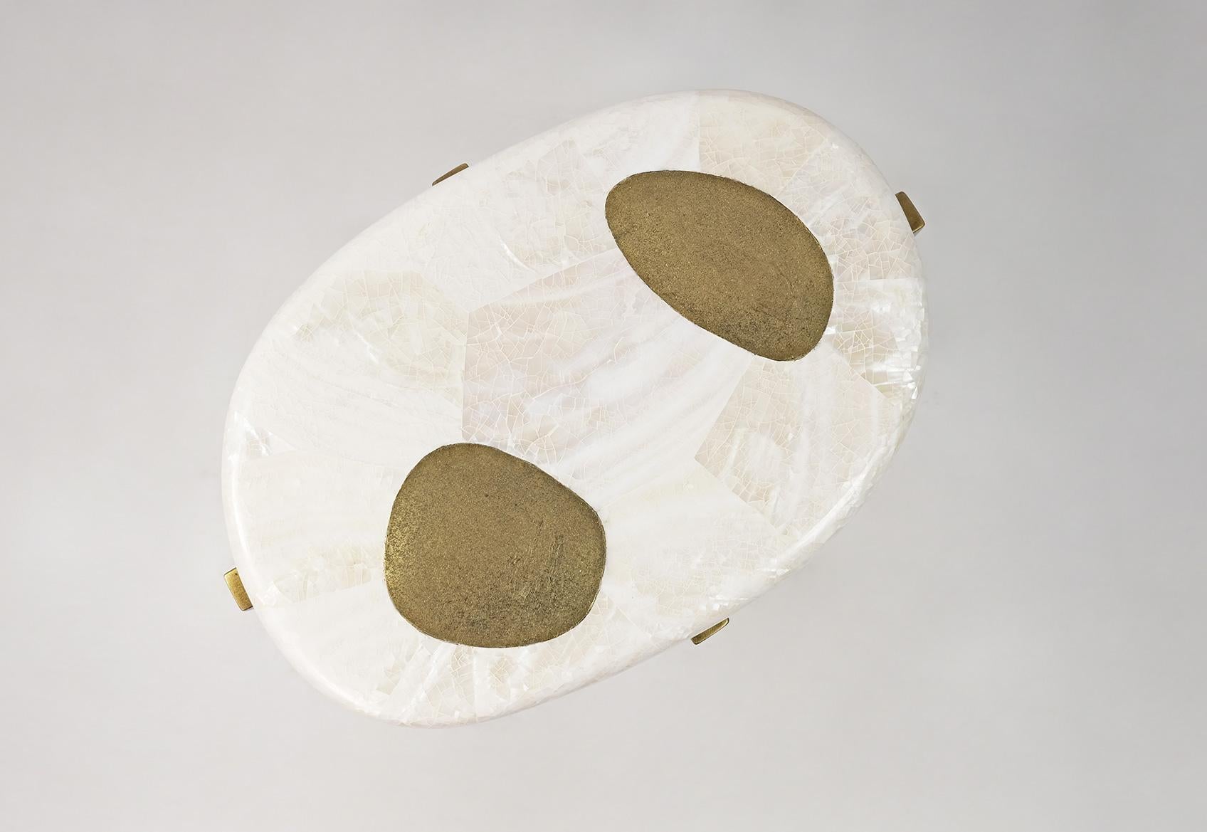 XXIe siècle et contemporain Ensemble de deux tables d'appoint en marqueterie blanche et laiton texturé de Ginger Brown en vente