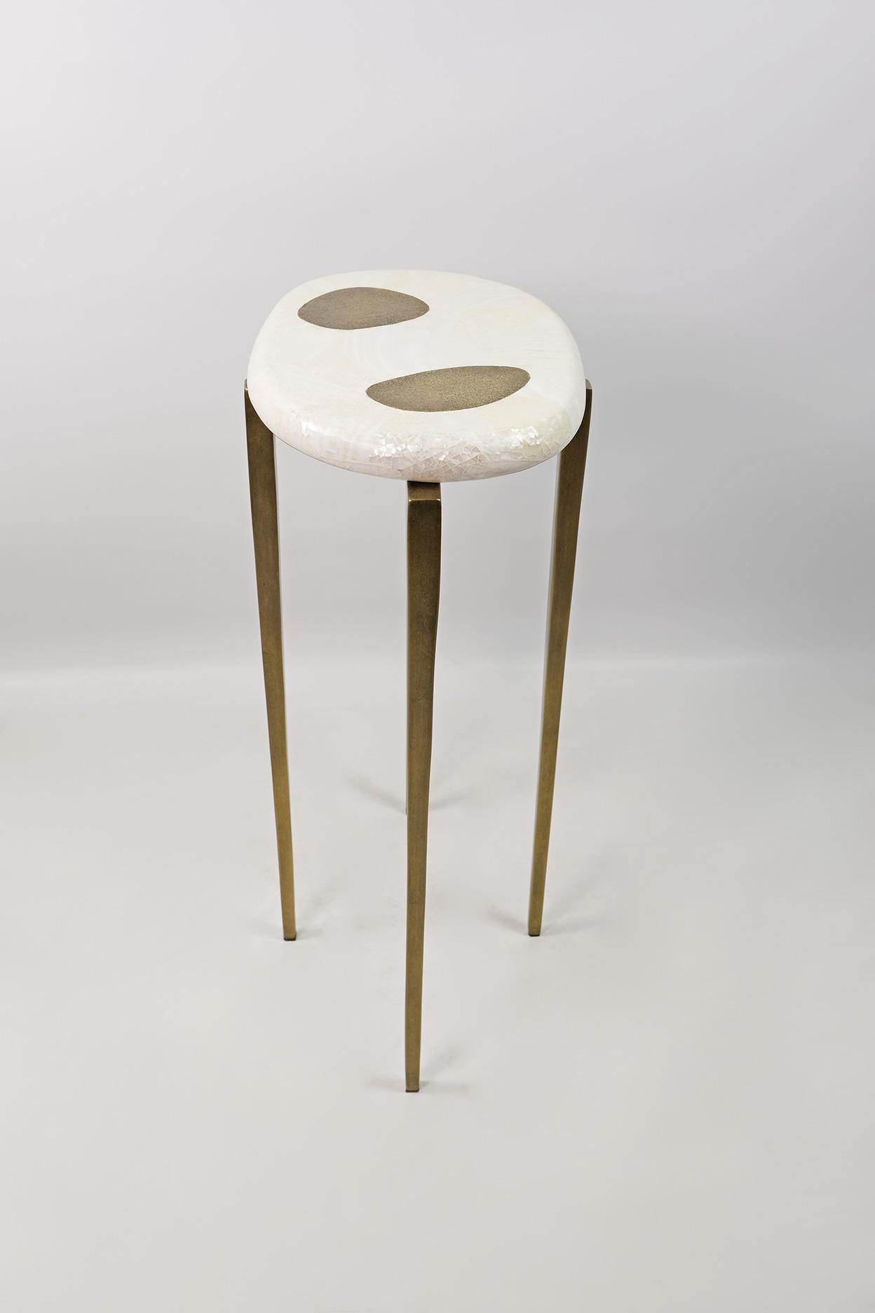 Métal Ensemble de deux tables d'appoint en marqueterie blanche et laiton texturé de Ginger Brown en vente