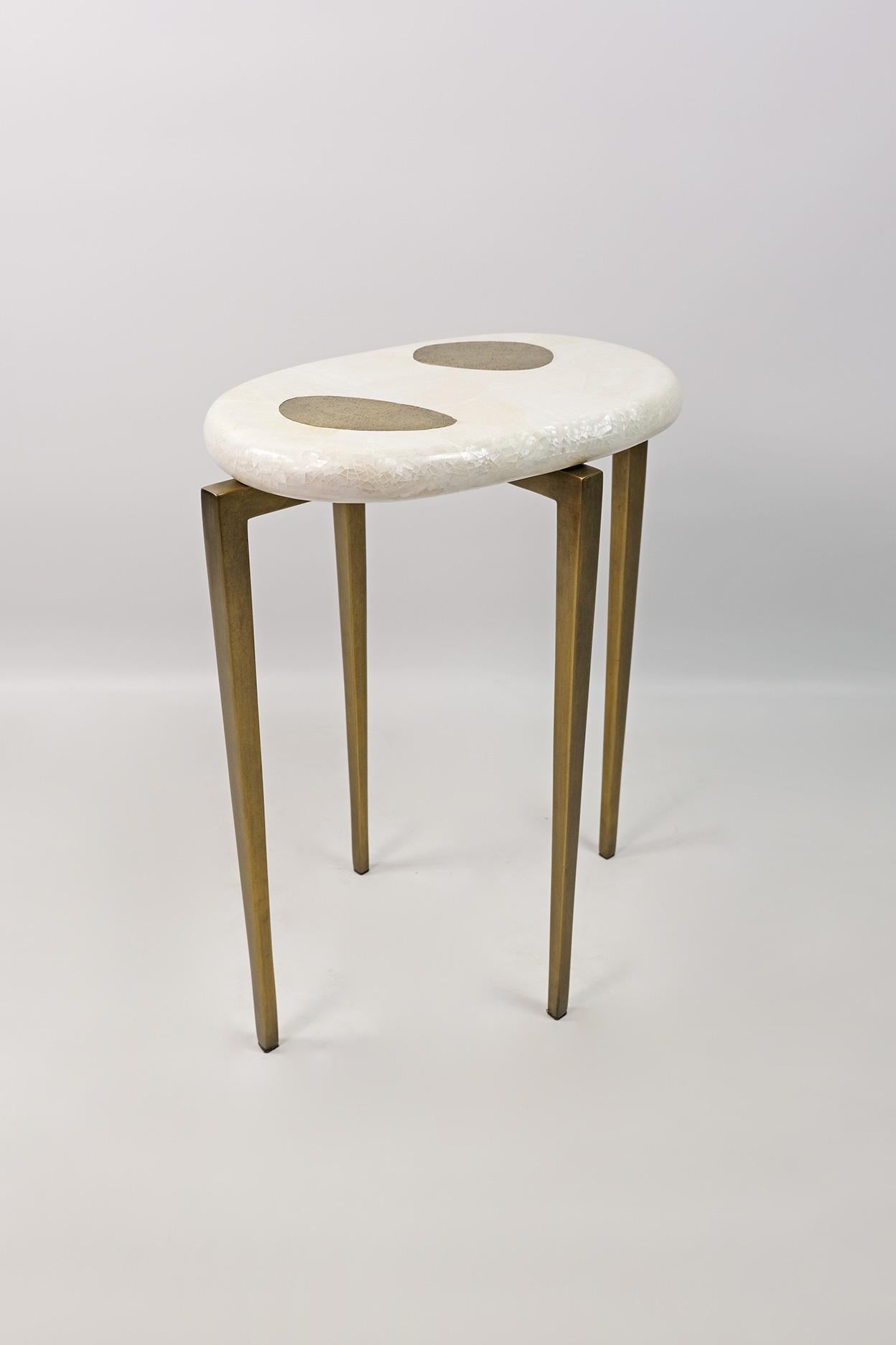 Ensemble de deux tables d'appoint en marqueterie blanche et laiton texturé de Ginger Brown en vente 1