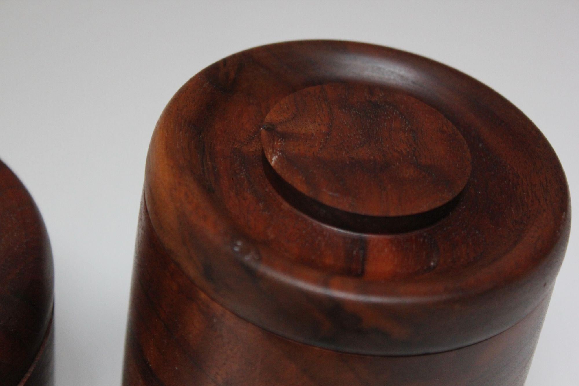 Set di due barattoli con coperchio decorativo in legno di noce firmati The Modern Scandinavian in vendita 11