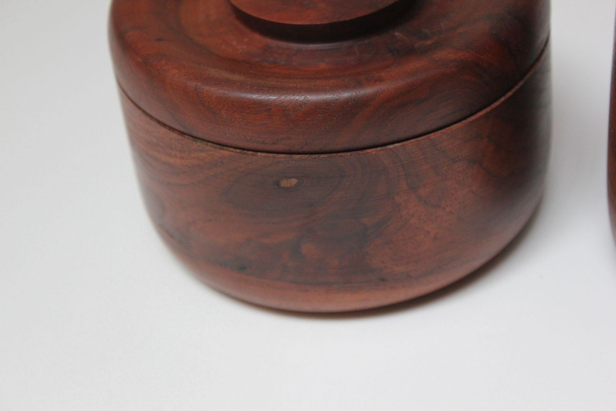 Set di due barattoli con coperchio decorativo in legno di noce firmati The Modern Scandinavian in vendita 9