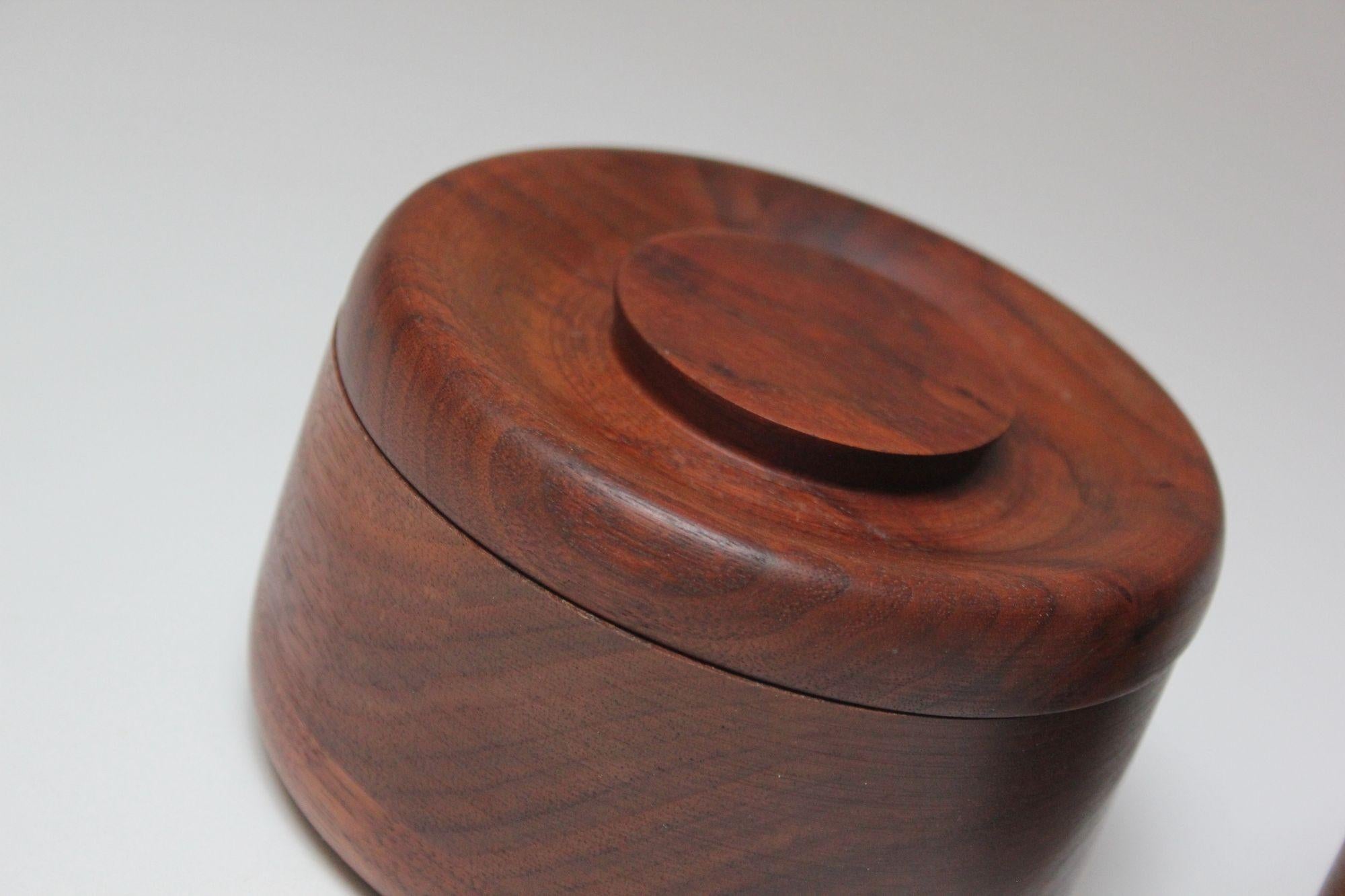 Set di due barattoli con coperchio decorativo in legno di noce firmati The Modern Scandinavian in vendita 7