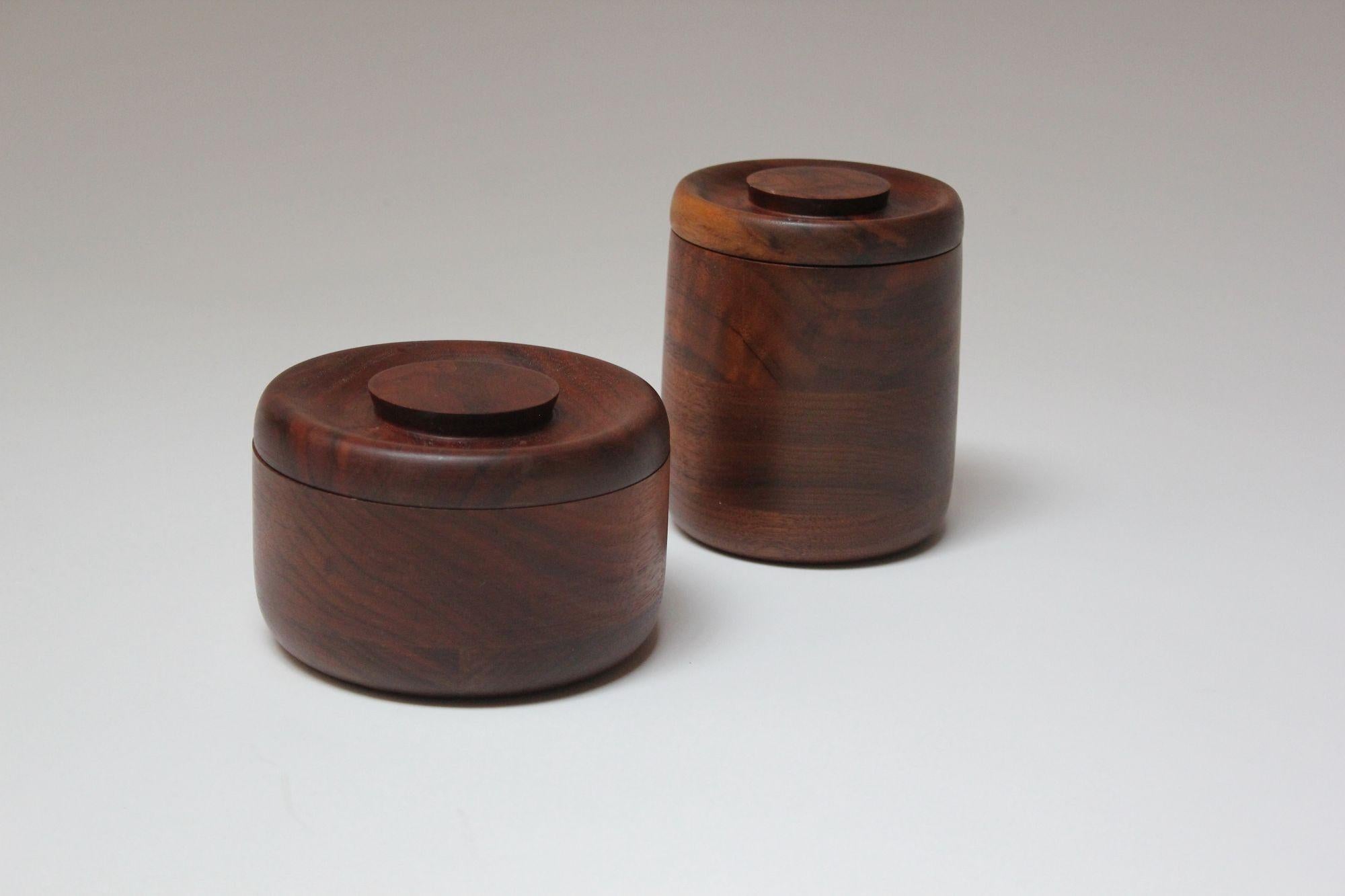 Set di due barattoli con coperchio decorativo in legno di noce firmati The Modern Scandinavian in vendita 8