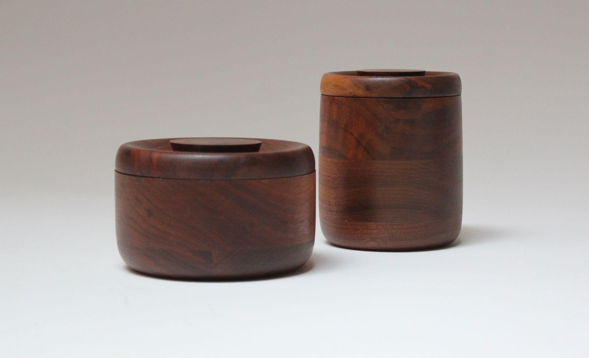 Squisiti barattoli con coperchio fatti a mano in noce massiccio (Scandinavia, anni '60 circa).
Bellissima venatura, forma modernista e ricco colore teak.
Eccellenti condizioni vintage con solo una leggera usura, come mostrato.
Designer sconosciuto,