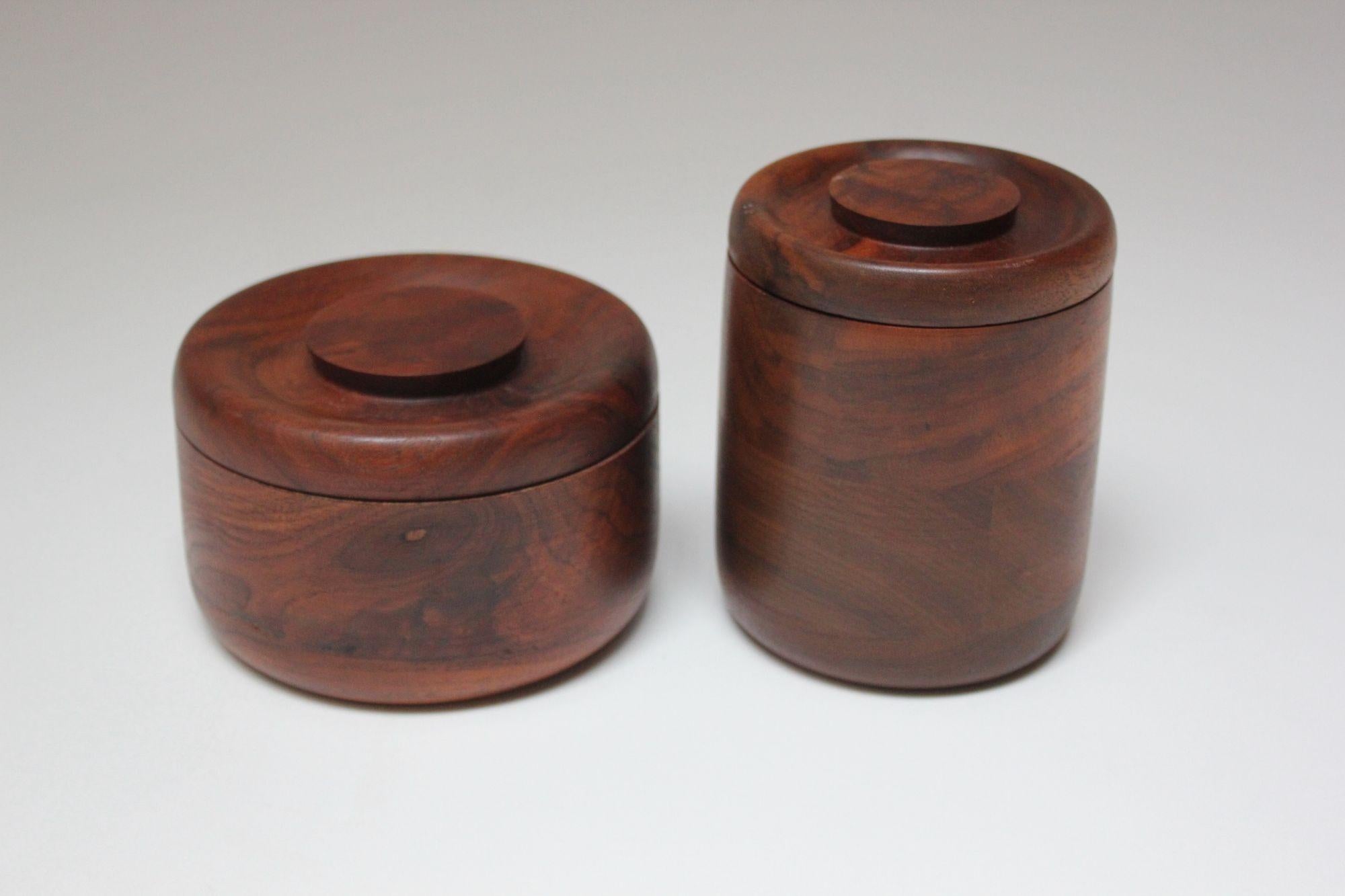 Scandinavo Set di due barattoli con coperchio decorativo in legno di noce firmati The Modern Scandinavian in vendita