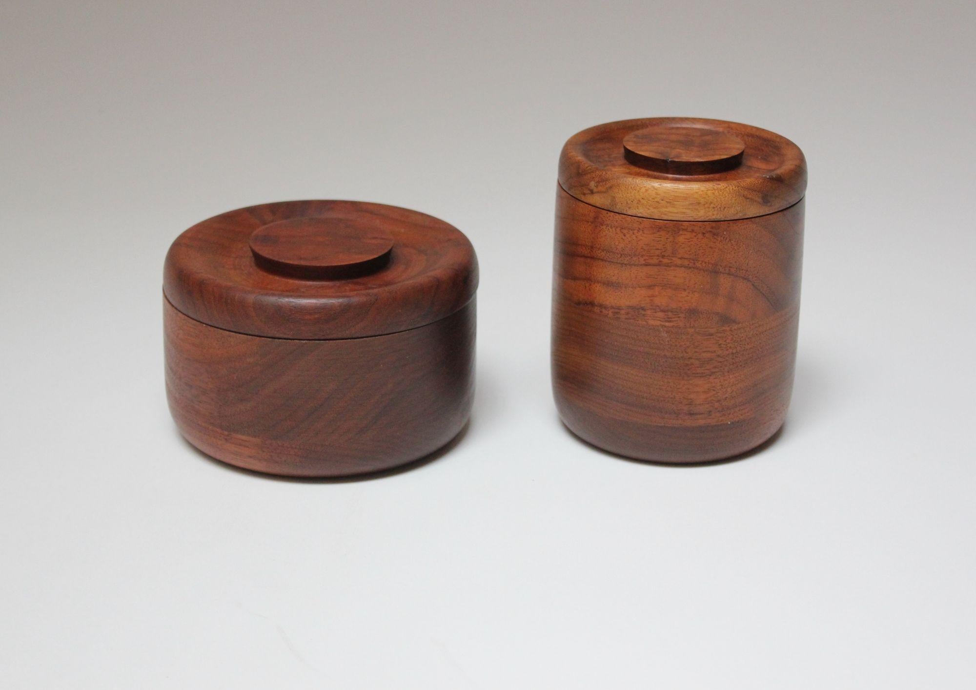 Scandinavo moderno Set di due barattoli con coperchio decorativo in legno di noce firmati The Modern Scandinavian in vendita