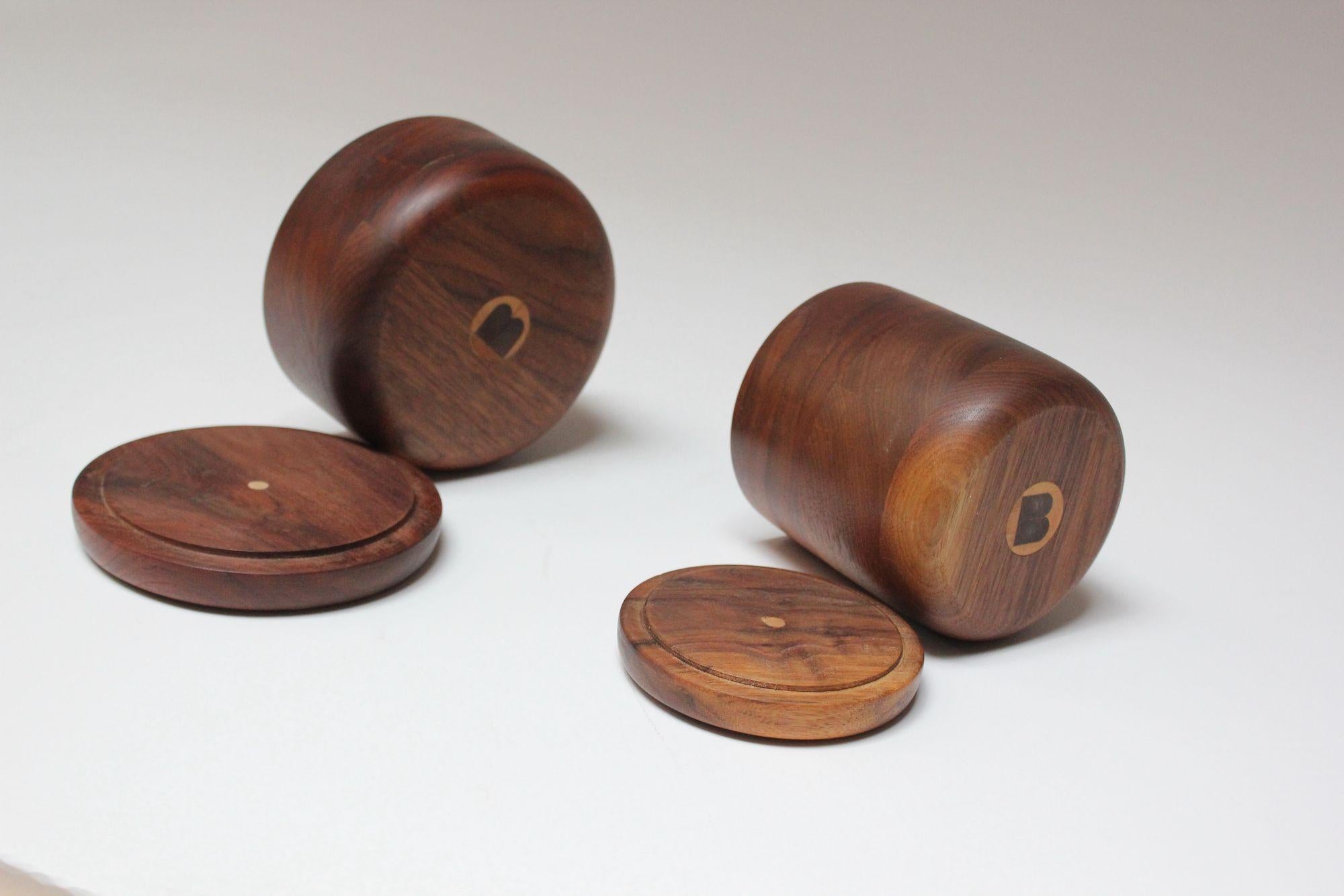 Metà XX secolo Set di due barattoli con coperchio decorativo in legno di noce firmati The Modern Scandinavian in vendita