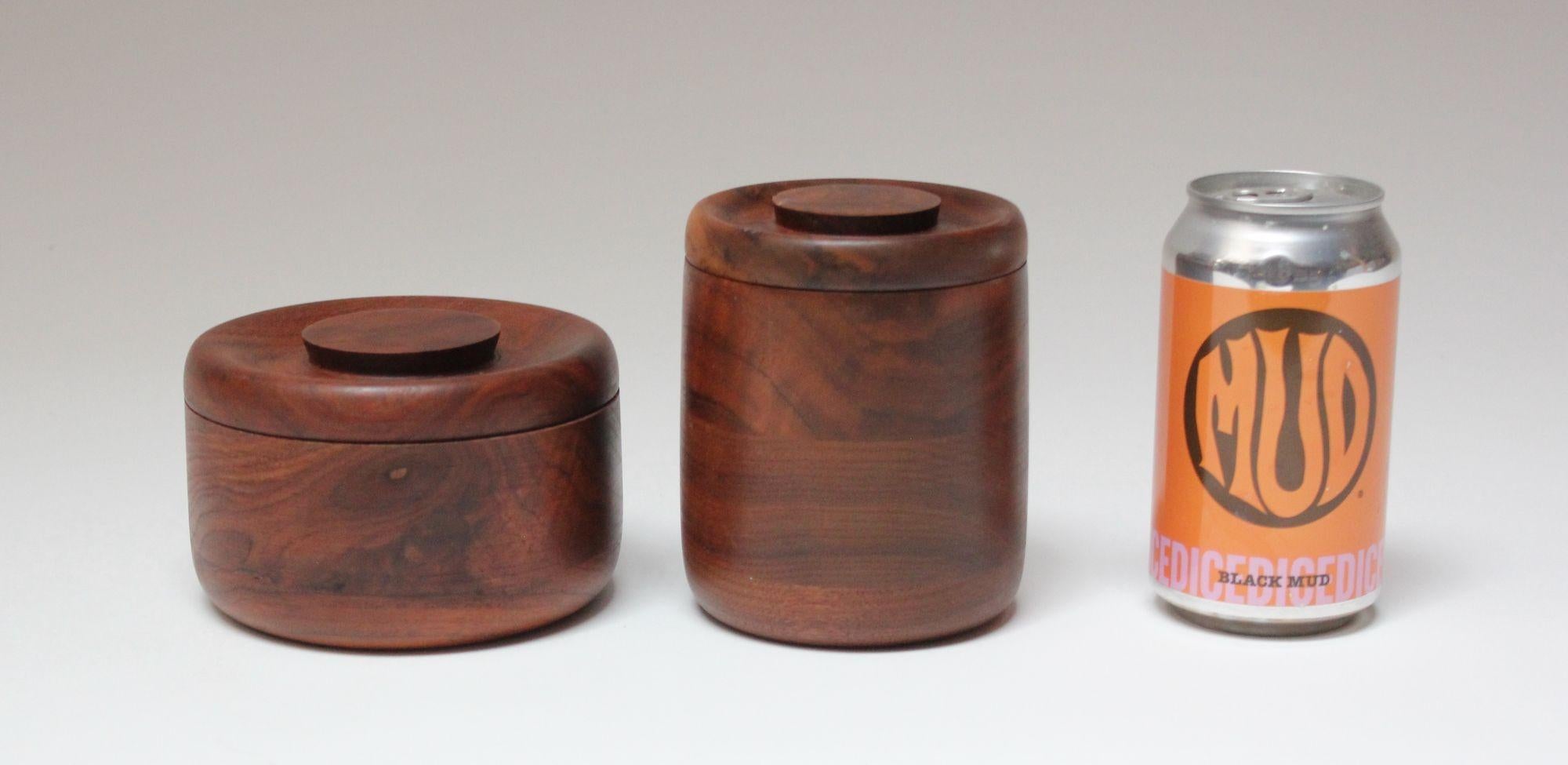 Teak Set di due barattoli con coperchio decorativo in legno di noce firmati The Modern Scandinavian in vendita