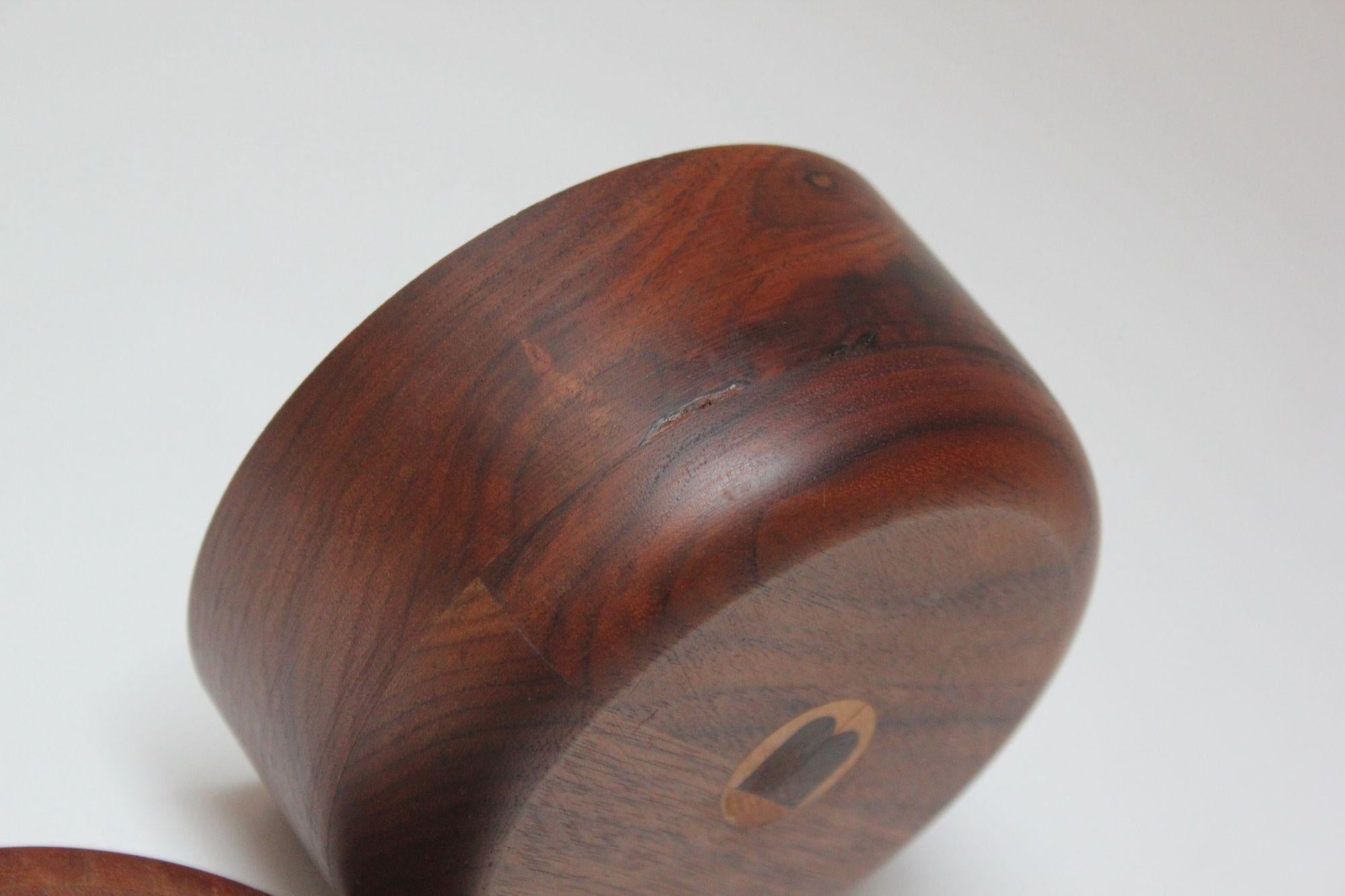 Set di due barattoli con coperchio decorativo in legno di noce firmati The Modern Scandinavian in vendita 1