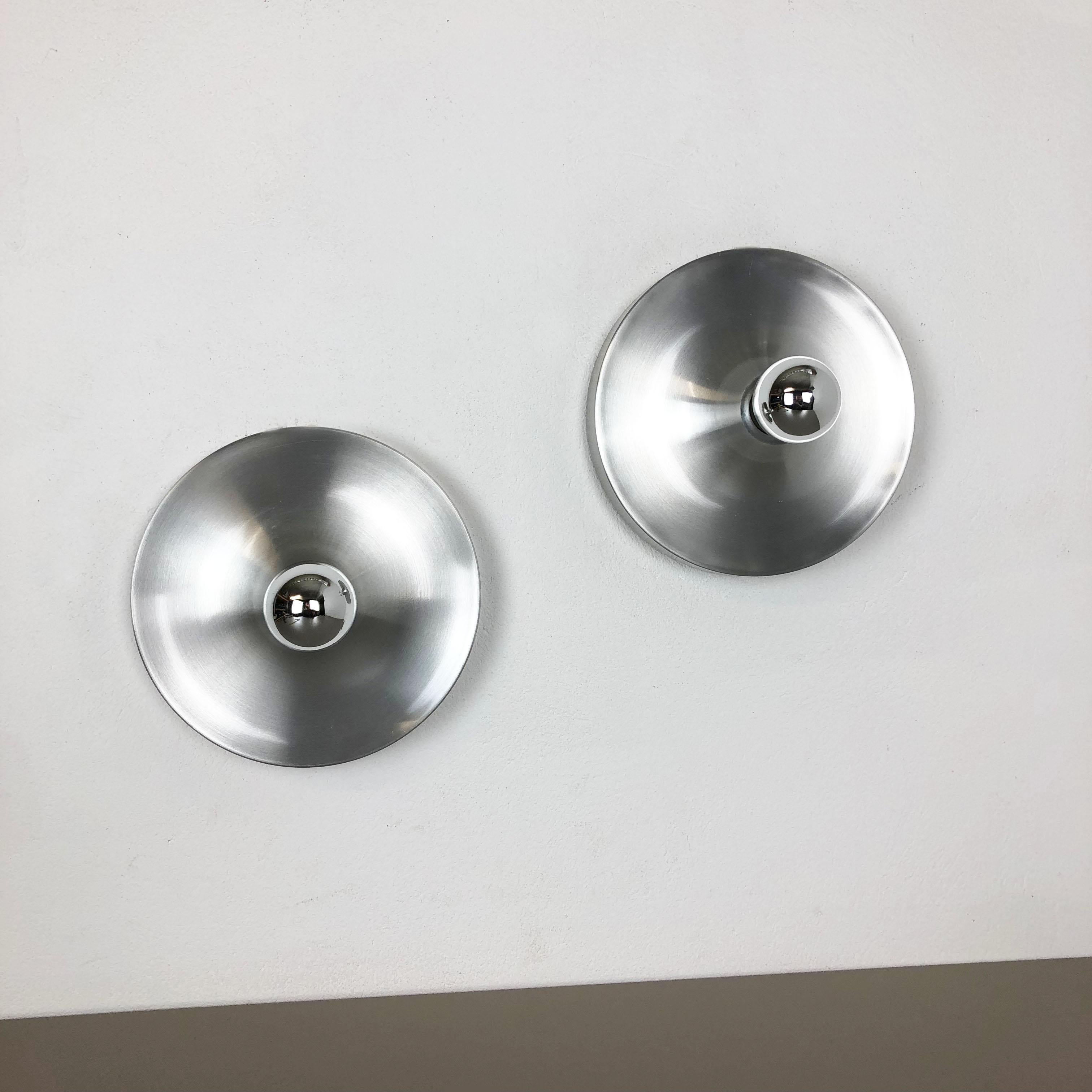 Article:

Set of two wall light sconces



Origin:

Germany


Producer:

Honsel



Age:

1960s


Set of two original 1960s modernist German wall light made of solid metal aluminium. All two lights are in the original state with