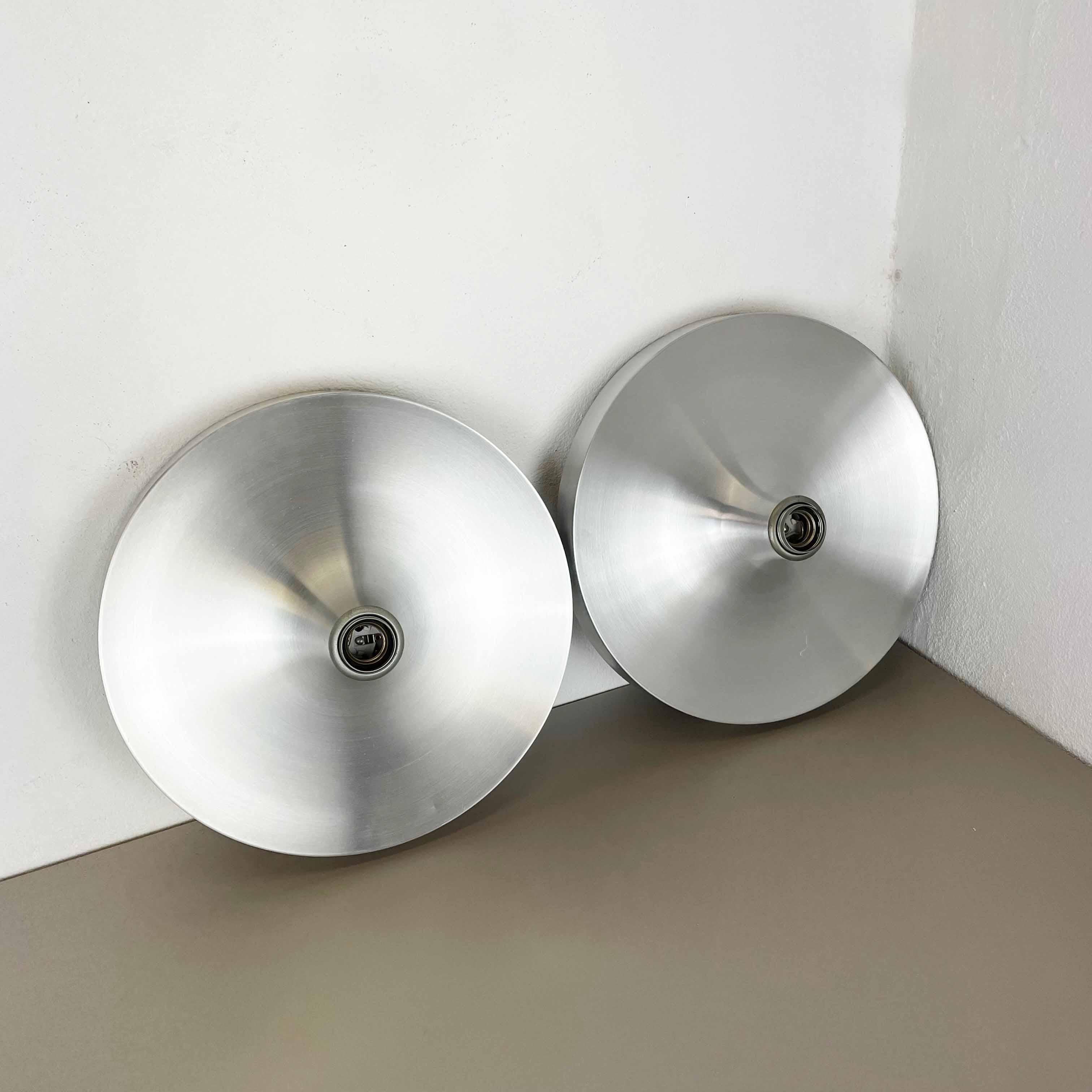 Article:

wall light sconces set of 2



Origin:

Germany


Producer:

HONSEL Lights, Germany 


Age:

1970s


original 1970s modernist German wall light made of solid metal aluminum. This item was produced by HONSEL Lights in