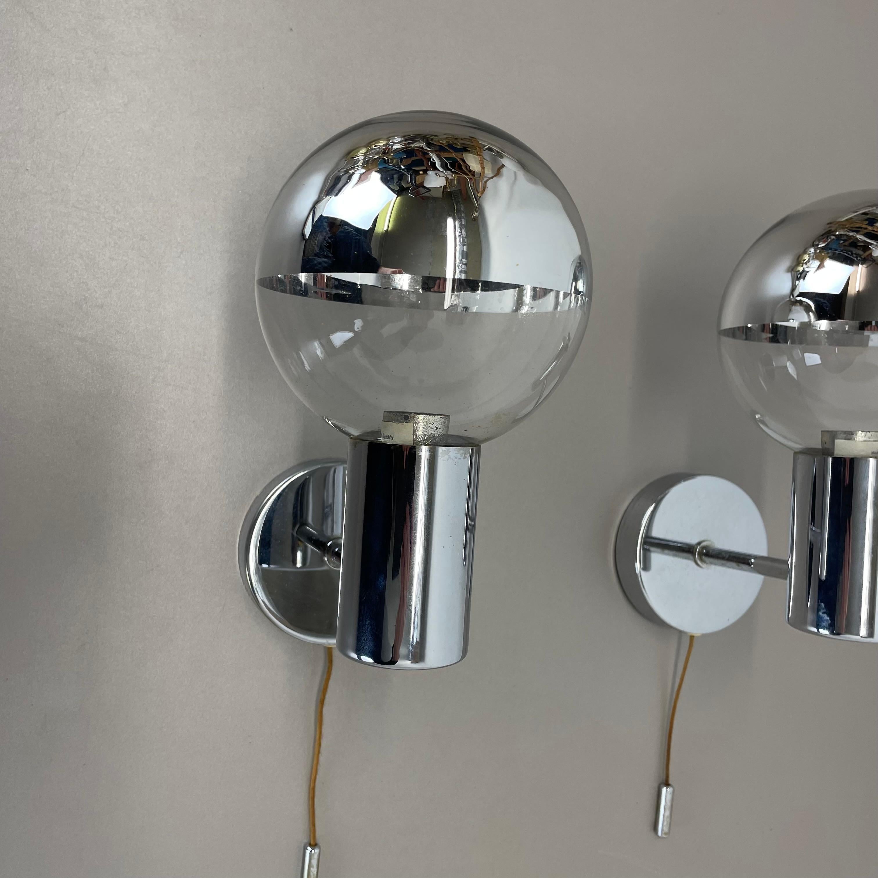 Satz von zwei silbernen kubischen Wandleuchten von Motoko Ishii für Staff Lights, 1970er Jahre (Metall) im Angebot