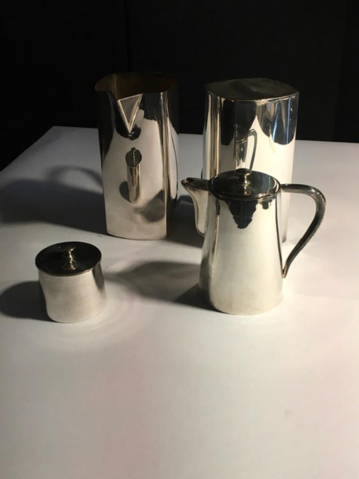 Ensemble de quatre pièces carafes à eau en métal argenté Pot à café et sucrier en vente 7