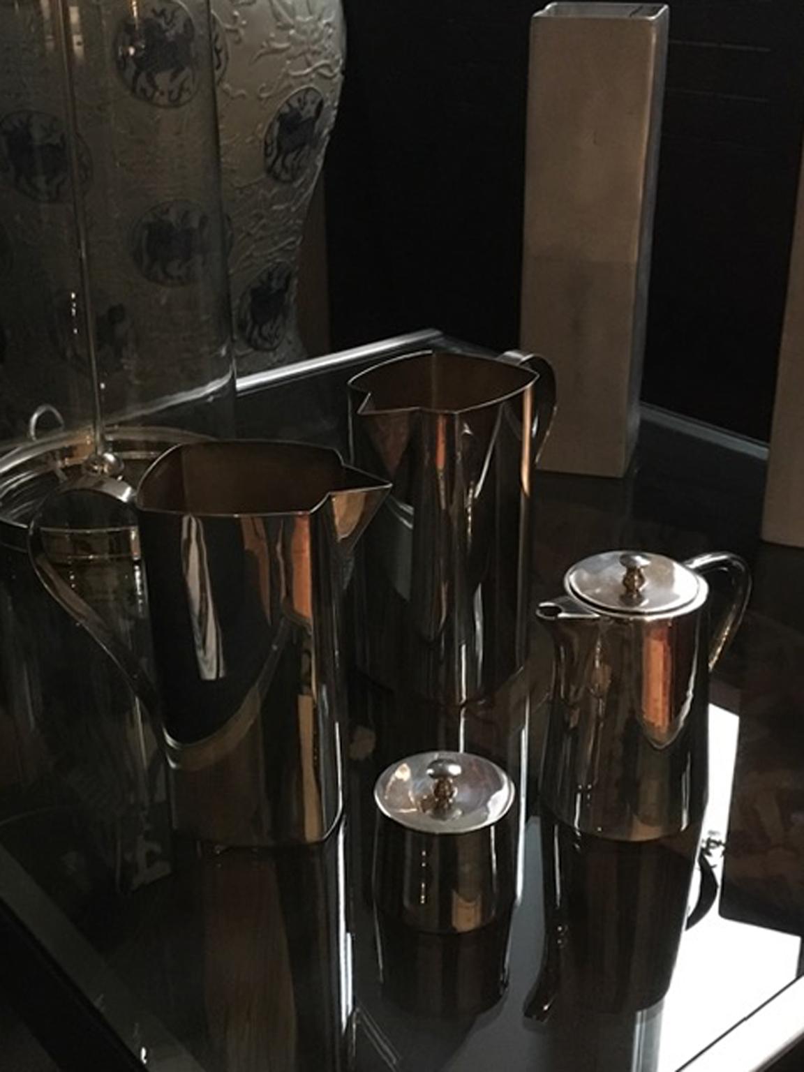 Ensemble de quatre pièces carafes à eau en métal argenté Pot à café et sucrier en vente 8