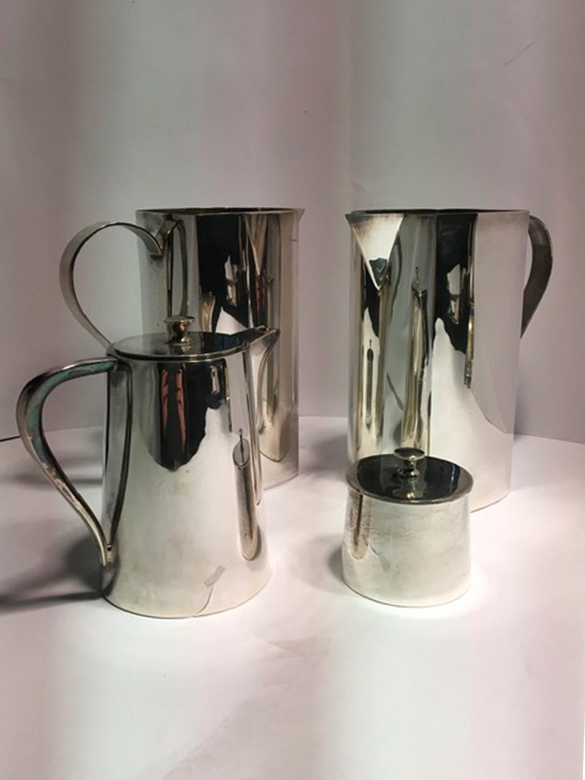 Satz von vier Stücken Paar Silberplatte Wasserkaraffen Kaffeekanne und Zuckerdose (Moderne) im Angebot