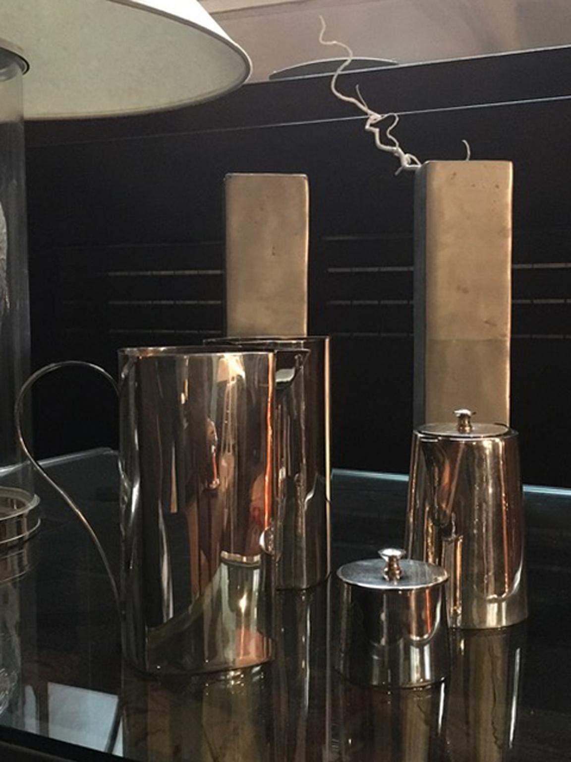 Français Ensemble de quatre pièces carafes à eau en métal argenté Pot à café et sucrier en vente