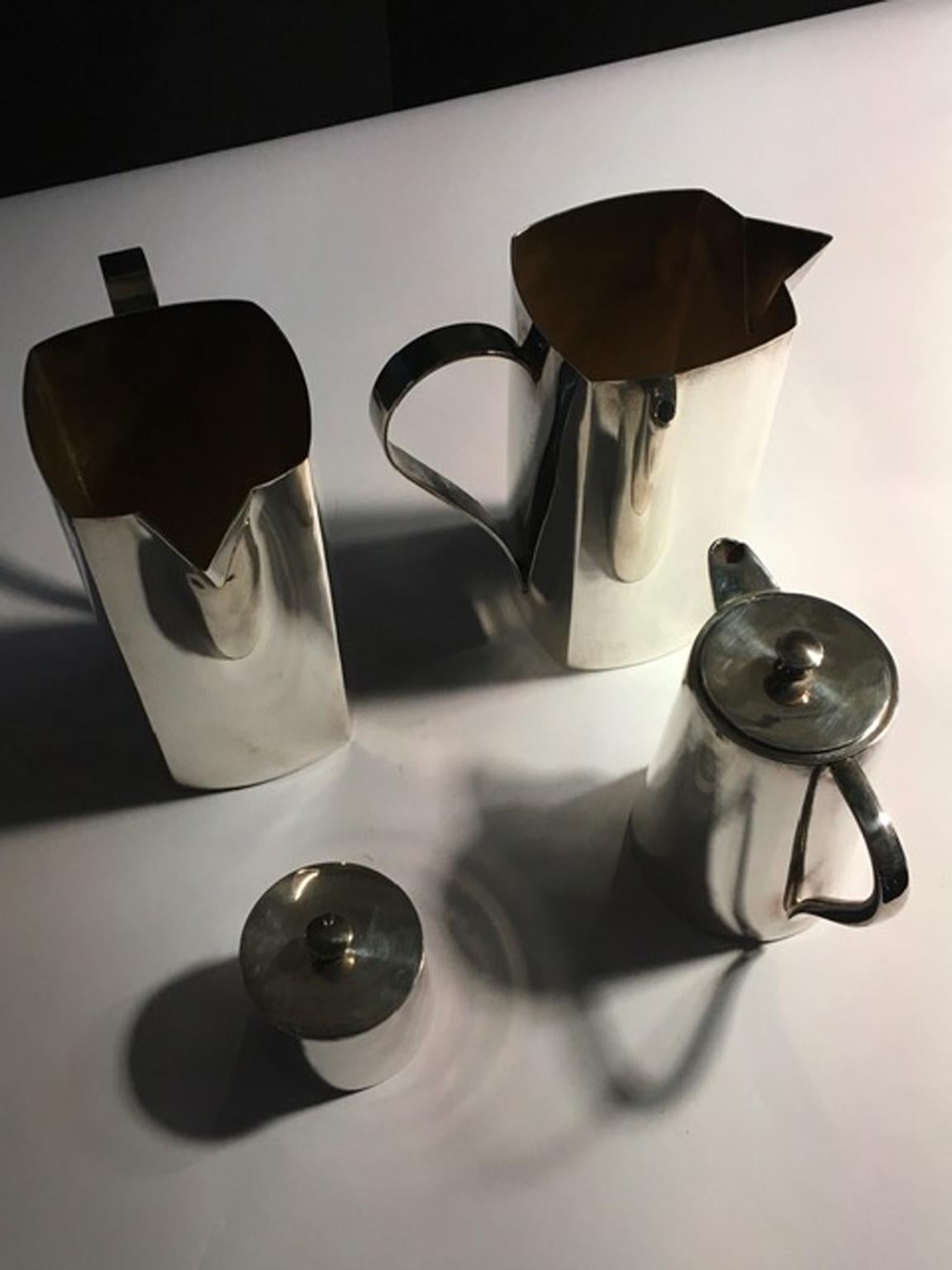 Plaqué argent Ensemble de quatre pièces carafes à eau en métal argenté Pot à café et sucrier en vente