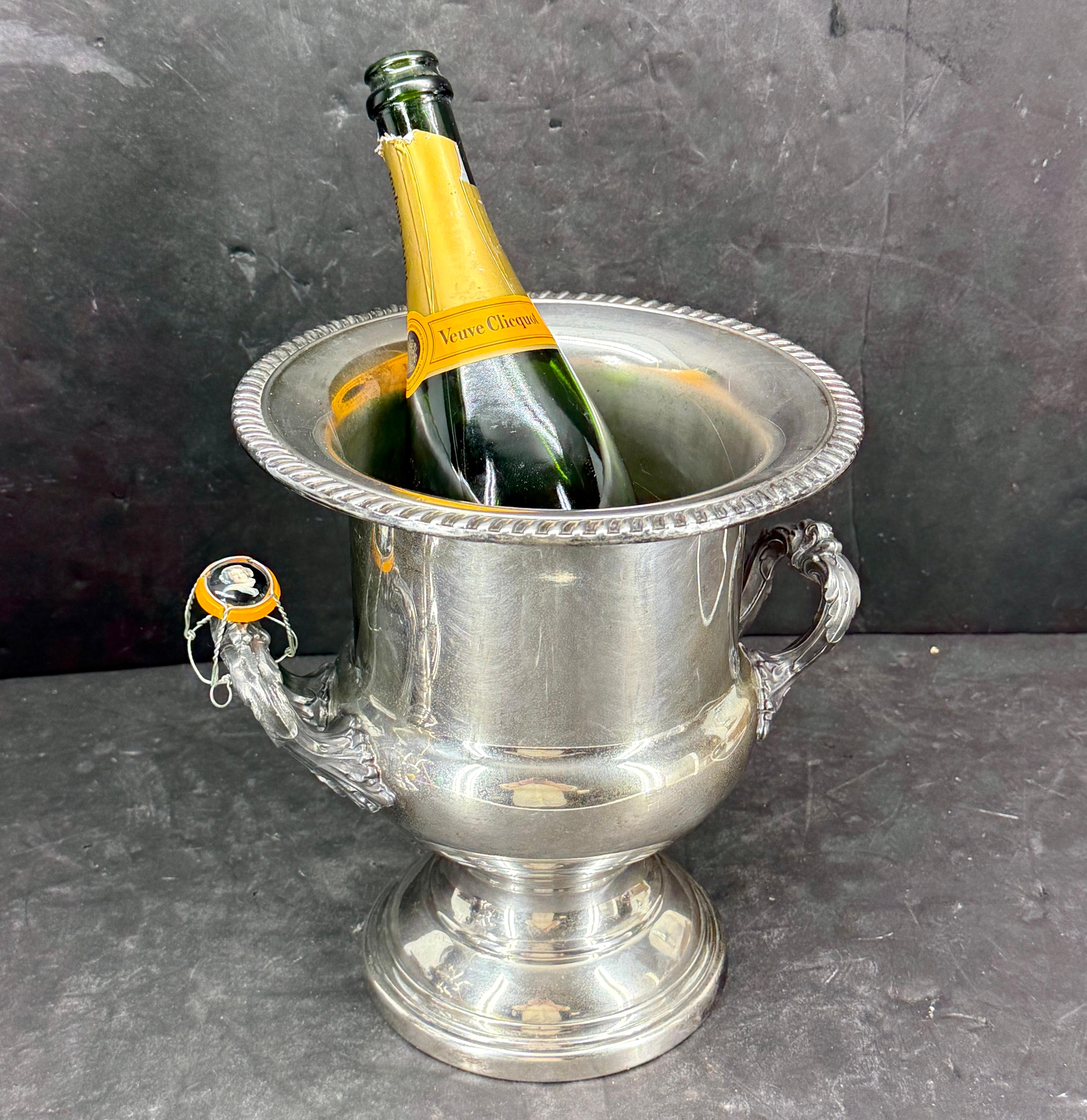 Fait main Ensemble de deux rafraîchisseurs à vin et à champagne en métal argenté avec poignées en vente