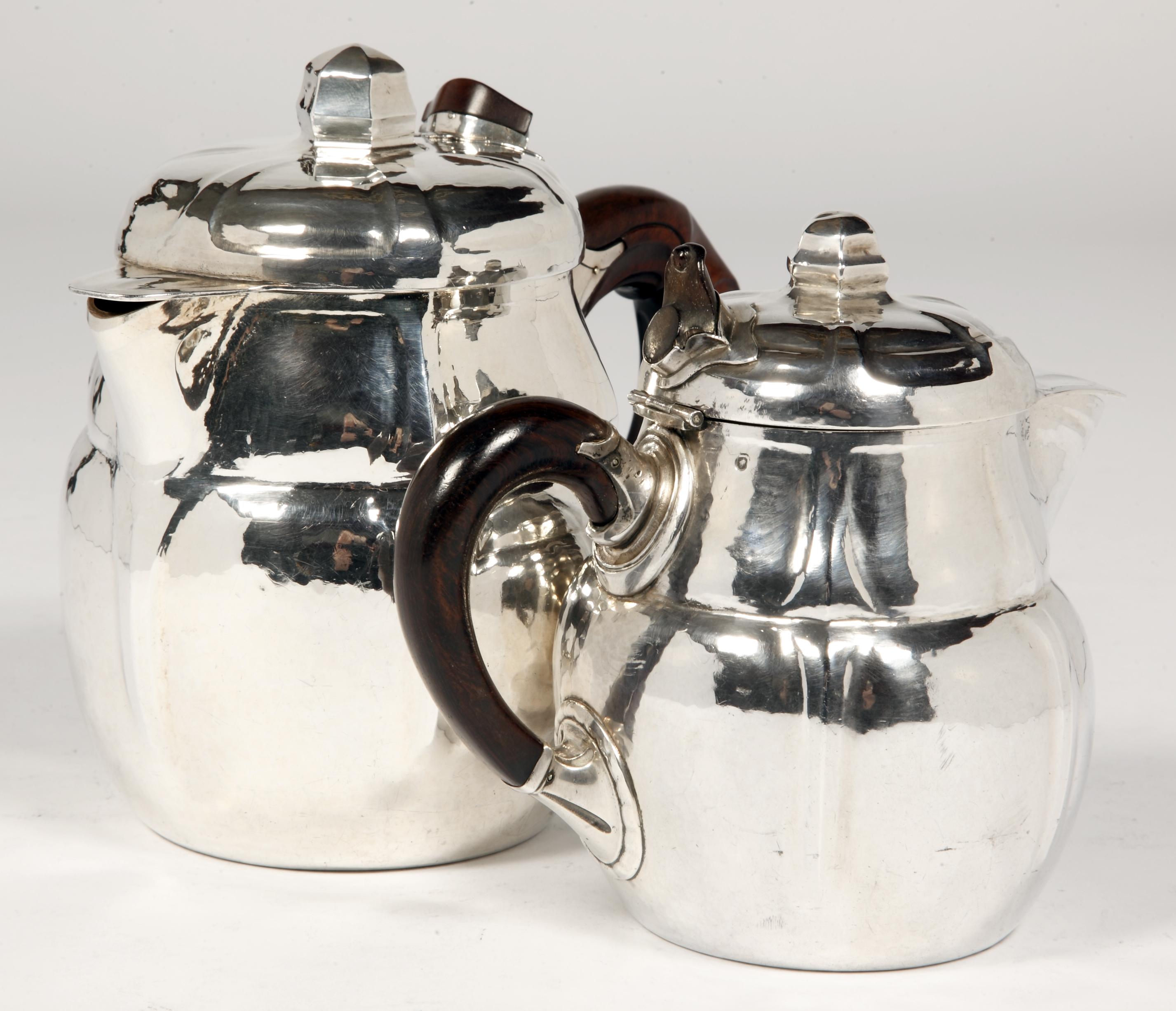 Set aus zwei silbernen Teekannen des Goldschmieds G.Lecomte XXth (20. Jahrhundert) im Angebot