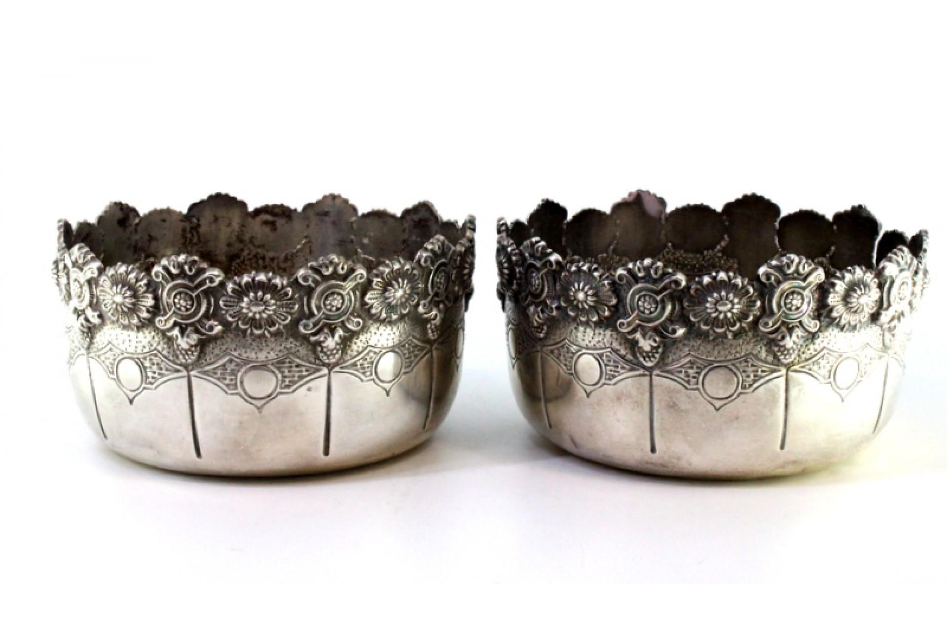 European Set of two silver washbasins with exposed, cut edges and engraved bodies For Sale