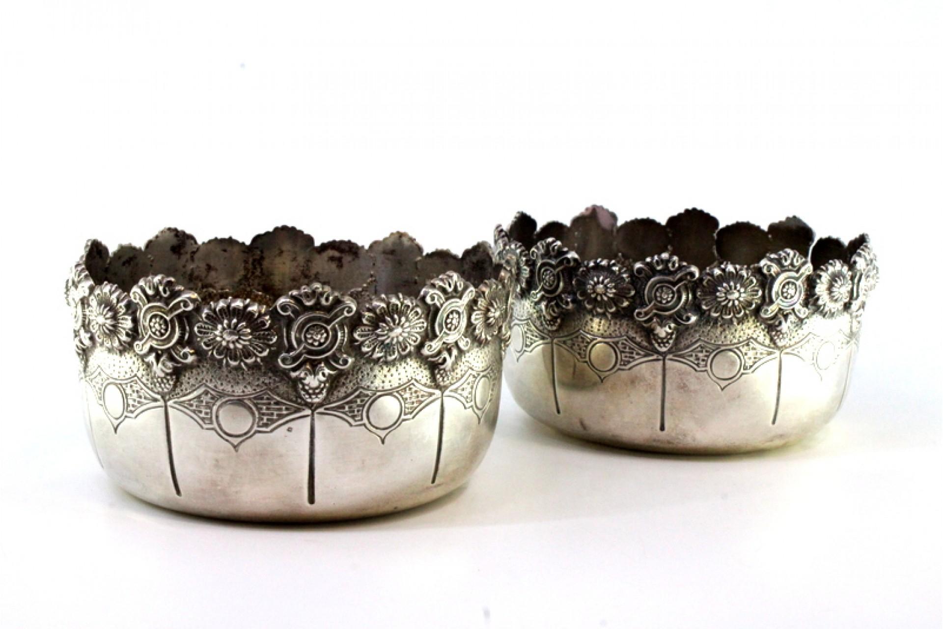 Set of two silver washbasins with exposed, cut edges and engraved bodies In Good Condition For Sale In Porto, PT