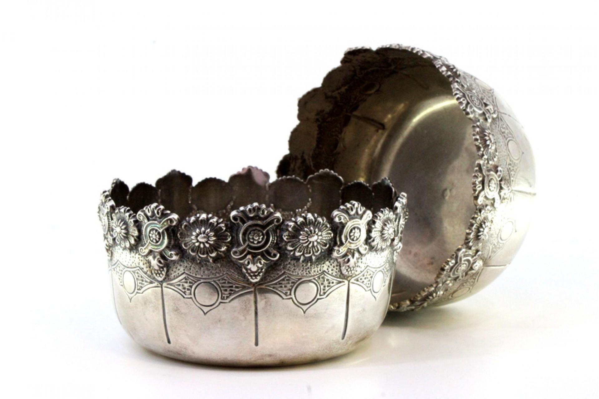 Silver Set of two silver washbasins with exposed, cut edges and engraved bodies For Sale