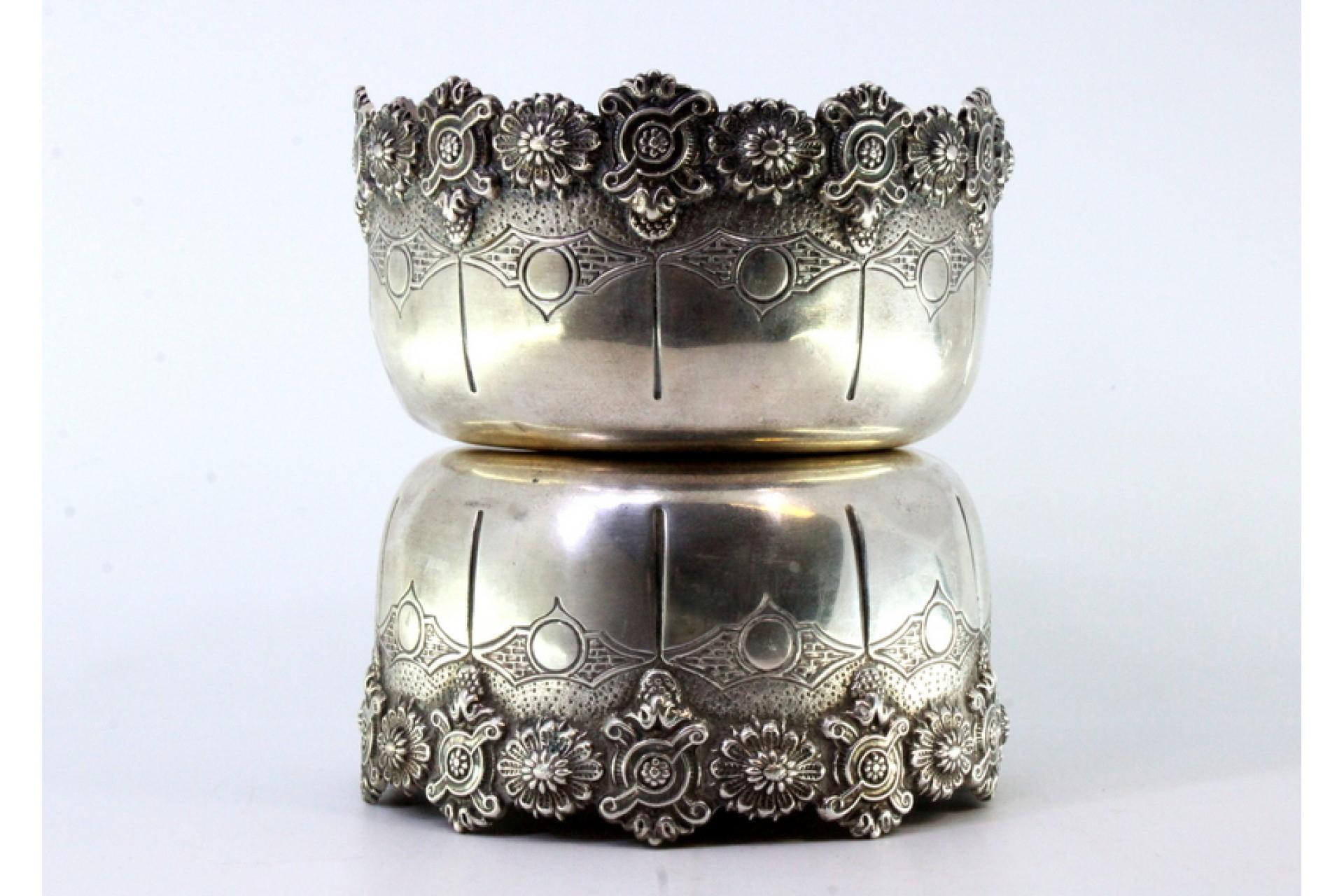 Set of two silver washbasins with exposed, cut edges and engraved bodies For Sale 1