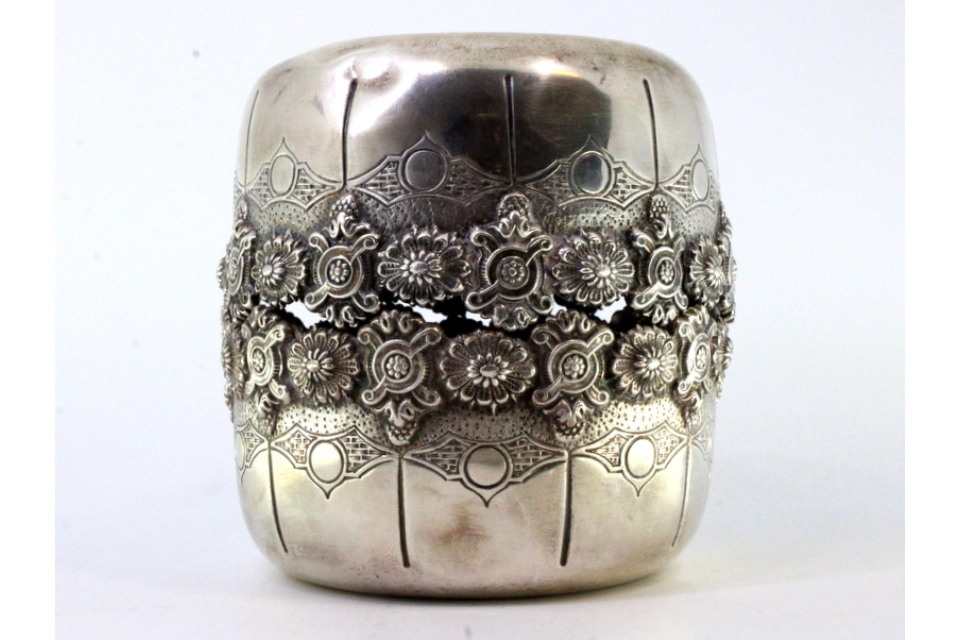 Set of two silver washbasins with exposed, cut edges and engraved bodies For Sale 2