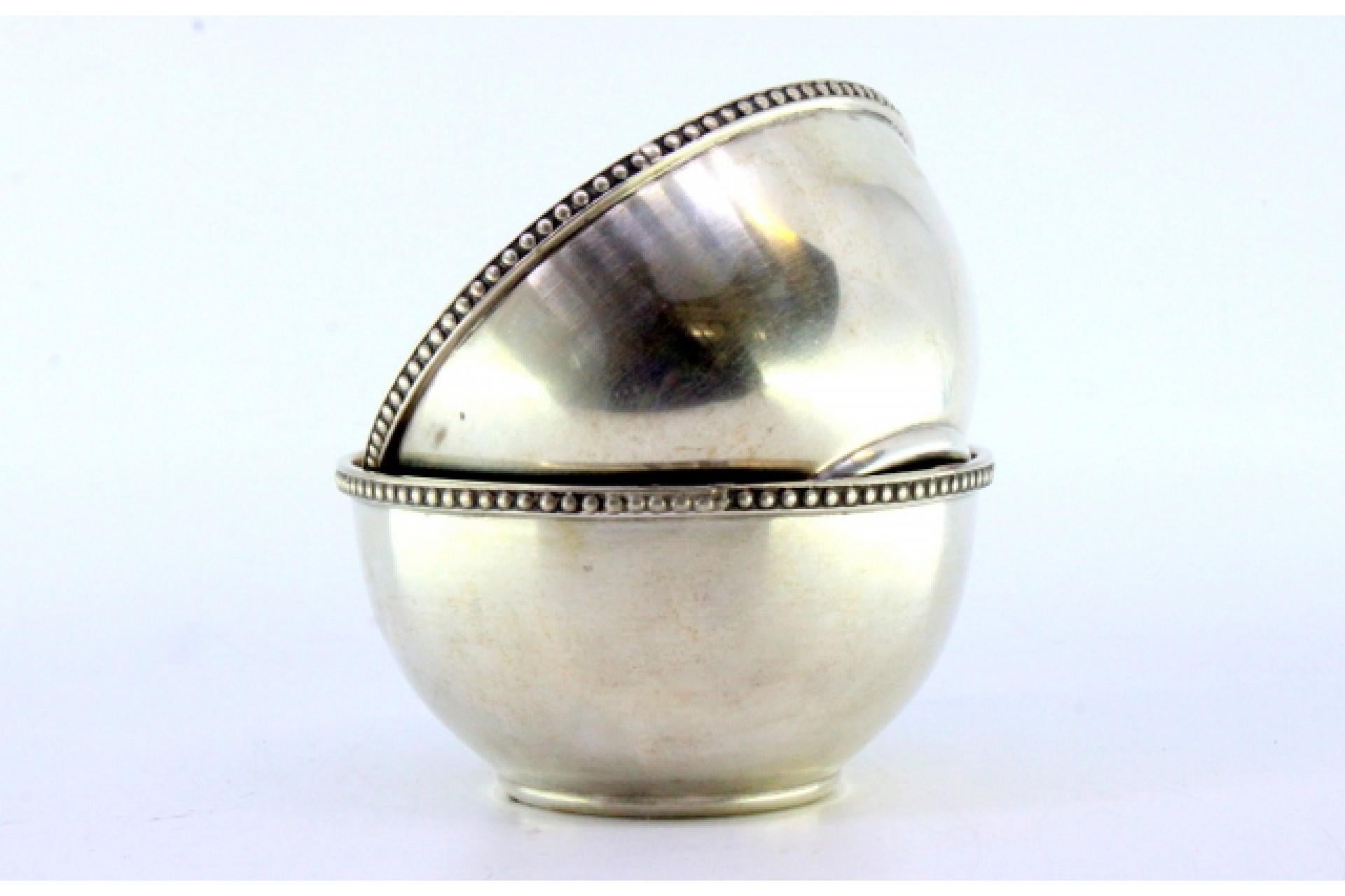 Silver Set of two silver washbasins with pearly edges and gold interiors For Sale