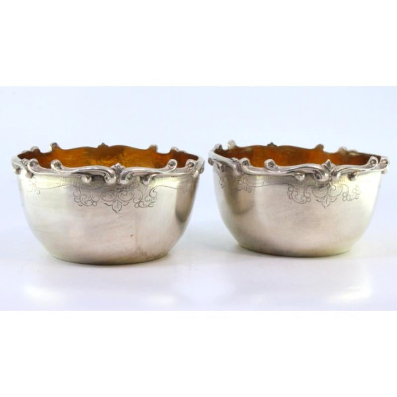 European Set of two silver washbasins with raised edges and gold interiors For Sale
