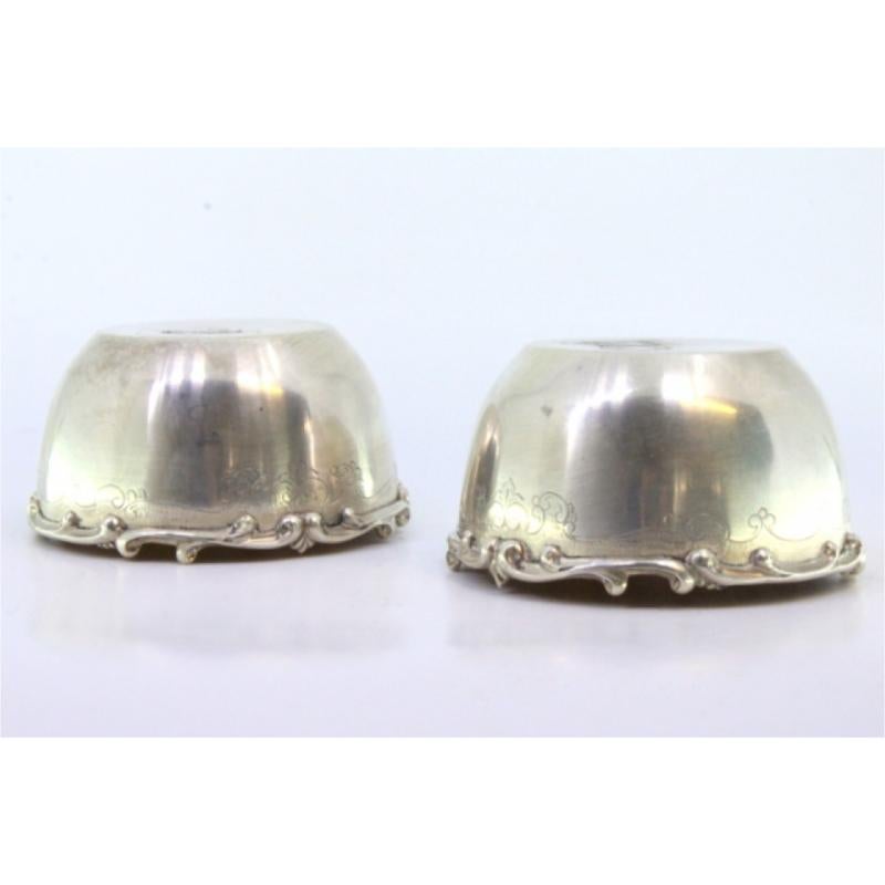 Silver Set of two silver washbasins with raised edges and gold interiors For Sale