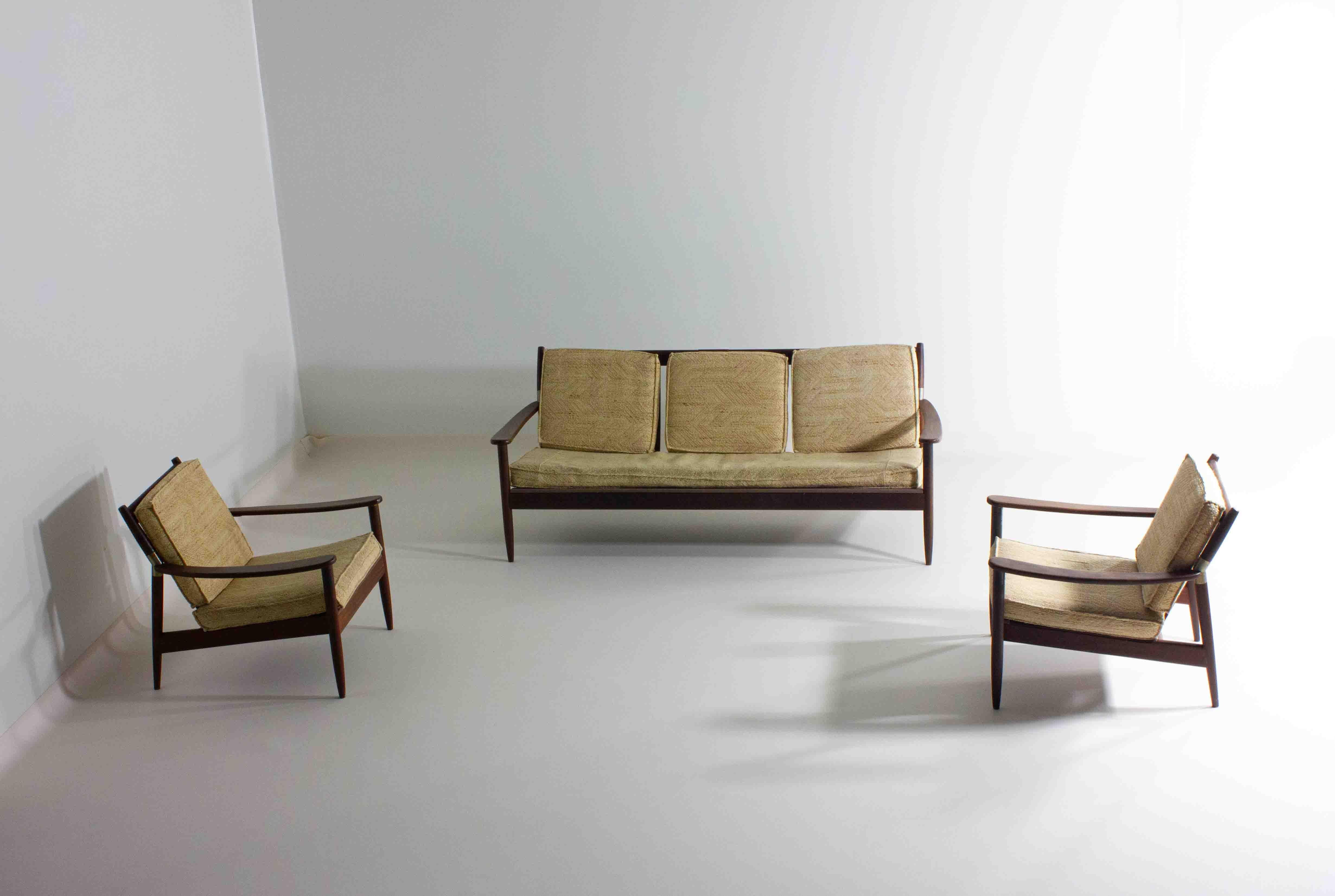 Mid-Century Modern  Set of two sleek mid-century lounge chairs, 1960s For Sale
